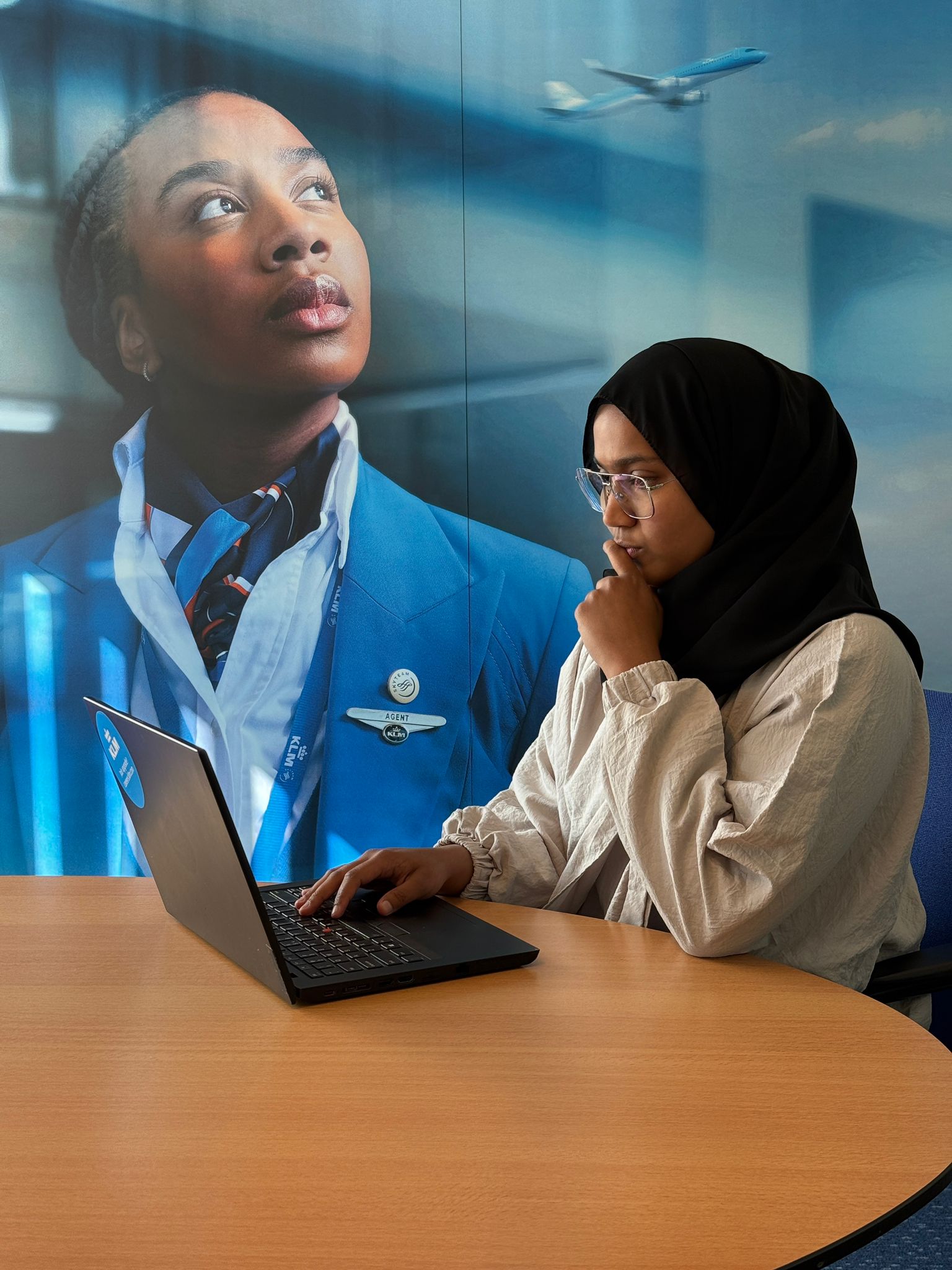 KLM colleague working on a laptop