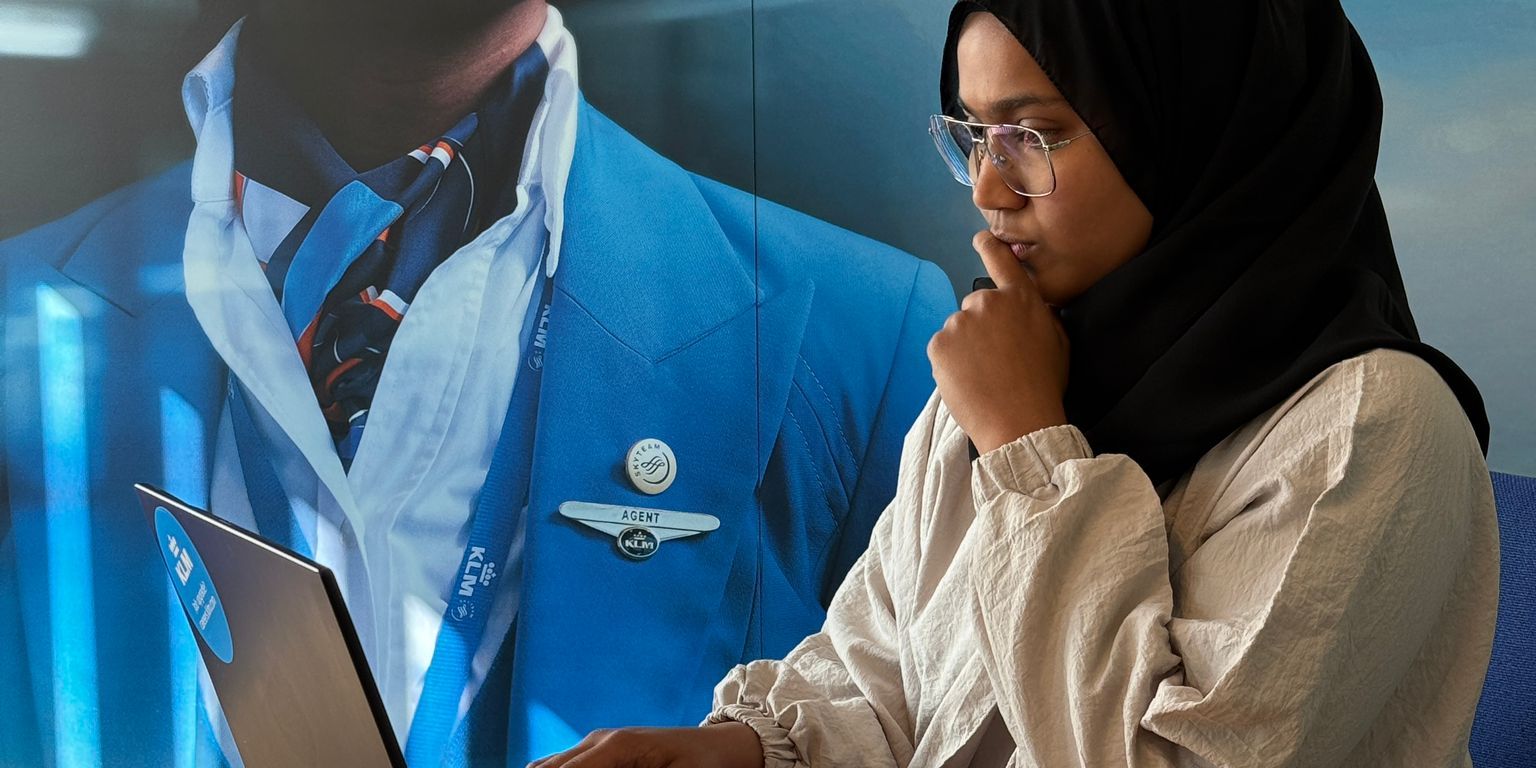 KLM colleague working on a laptop