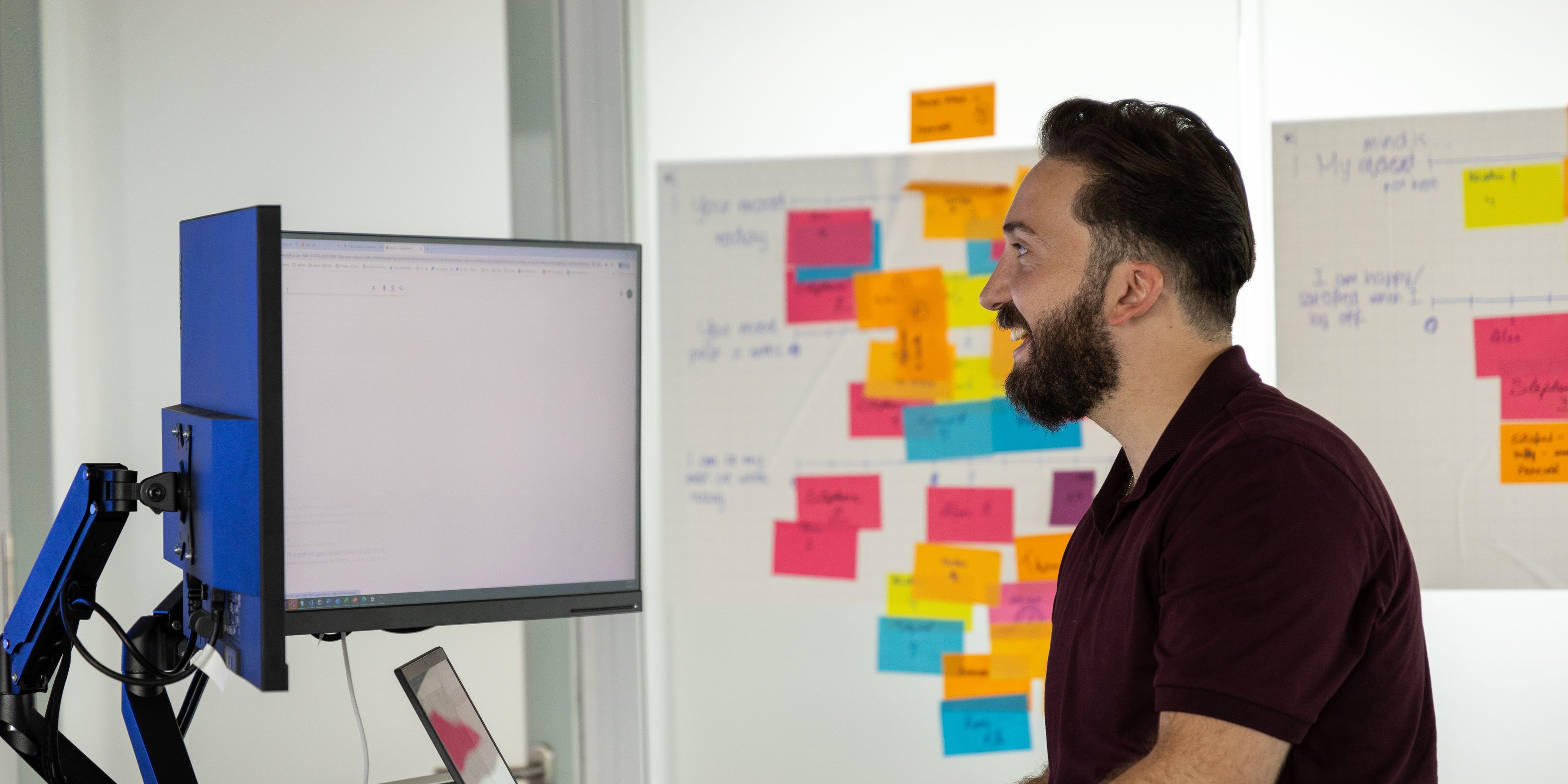 KLM collega achter een computer