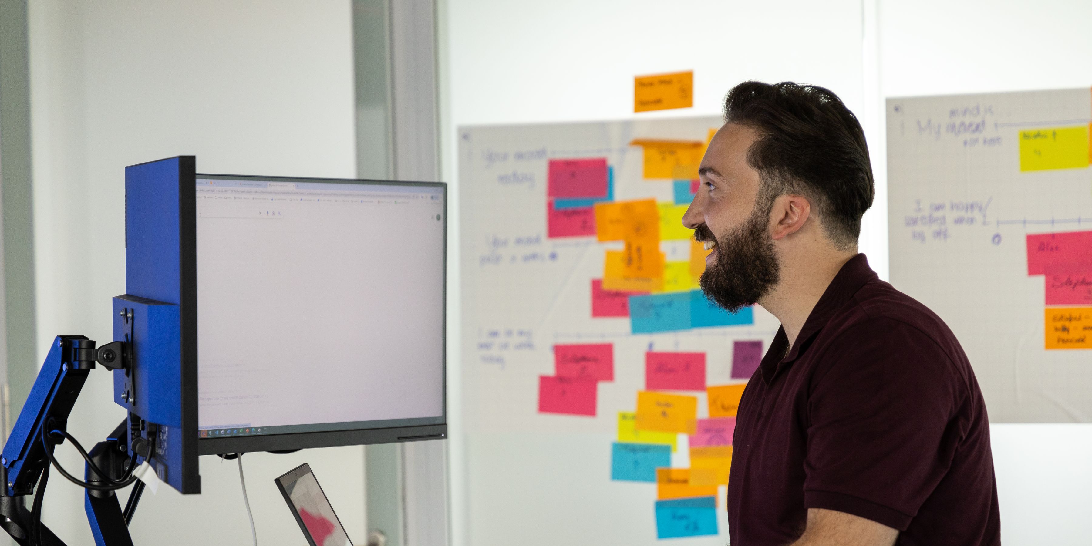 KLM colleague working at a desktop