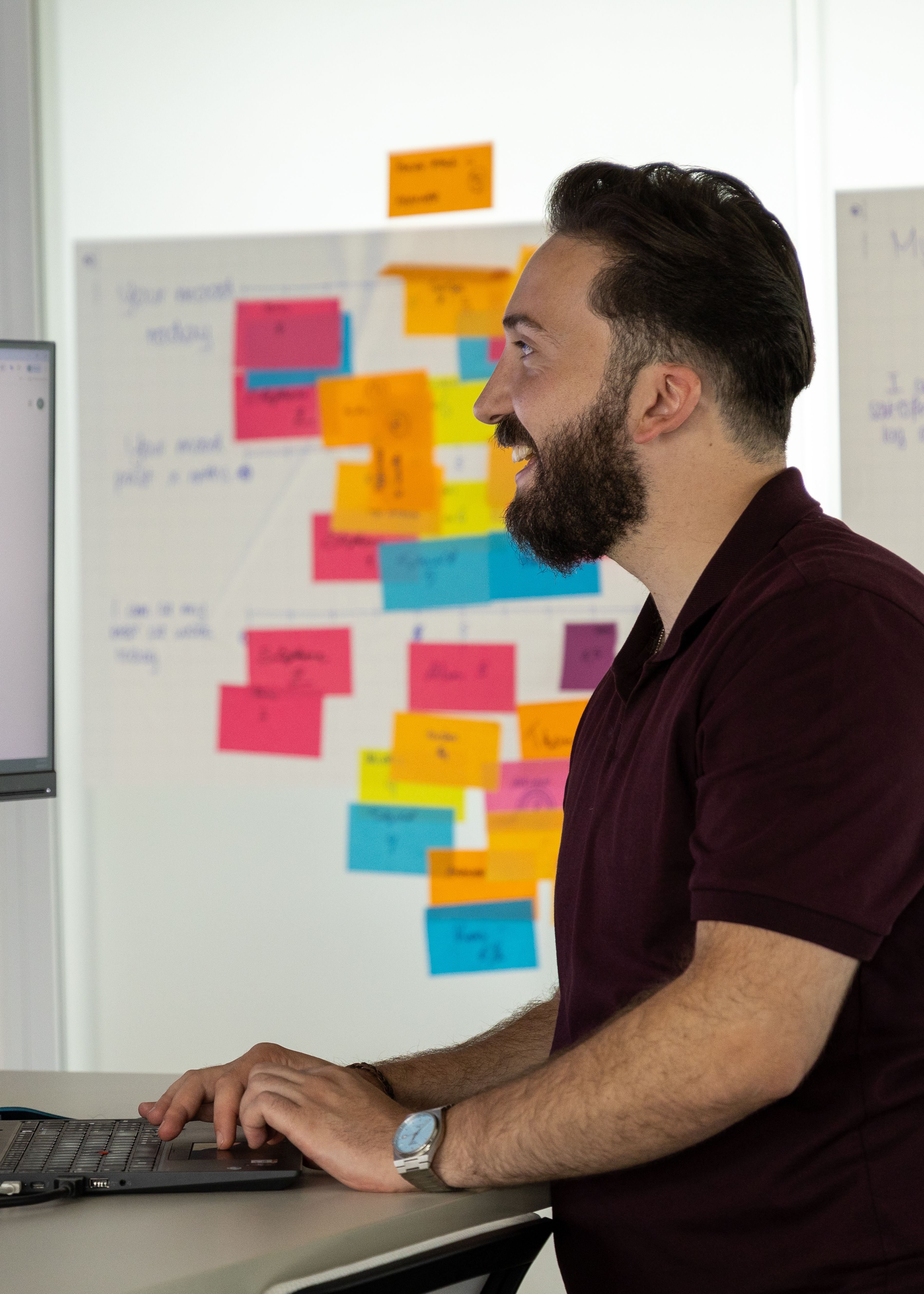 KLM collega achter een computer