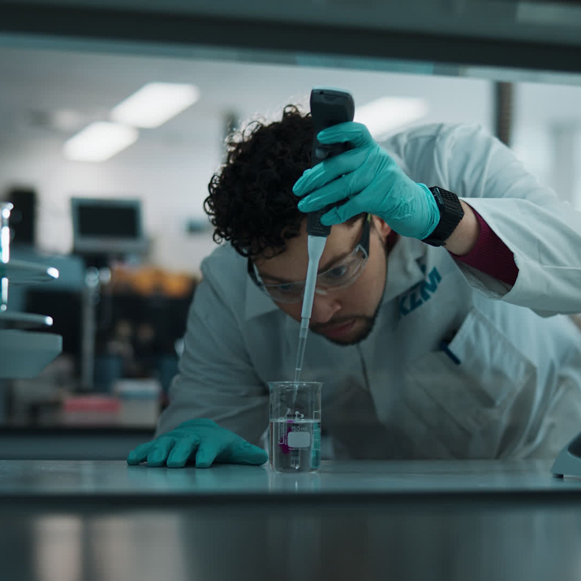 KLM colleague working in a lab