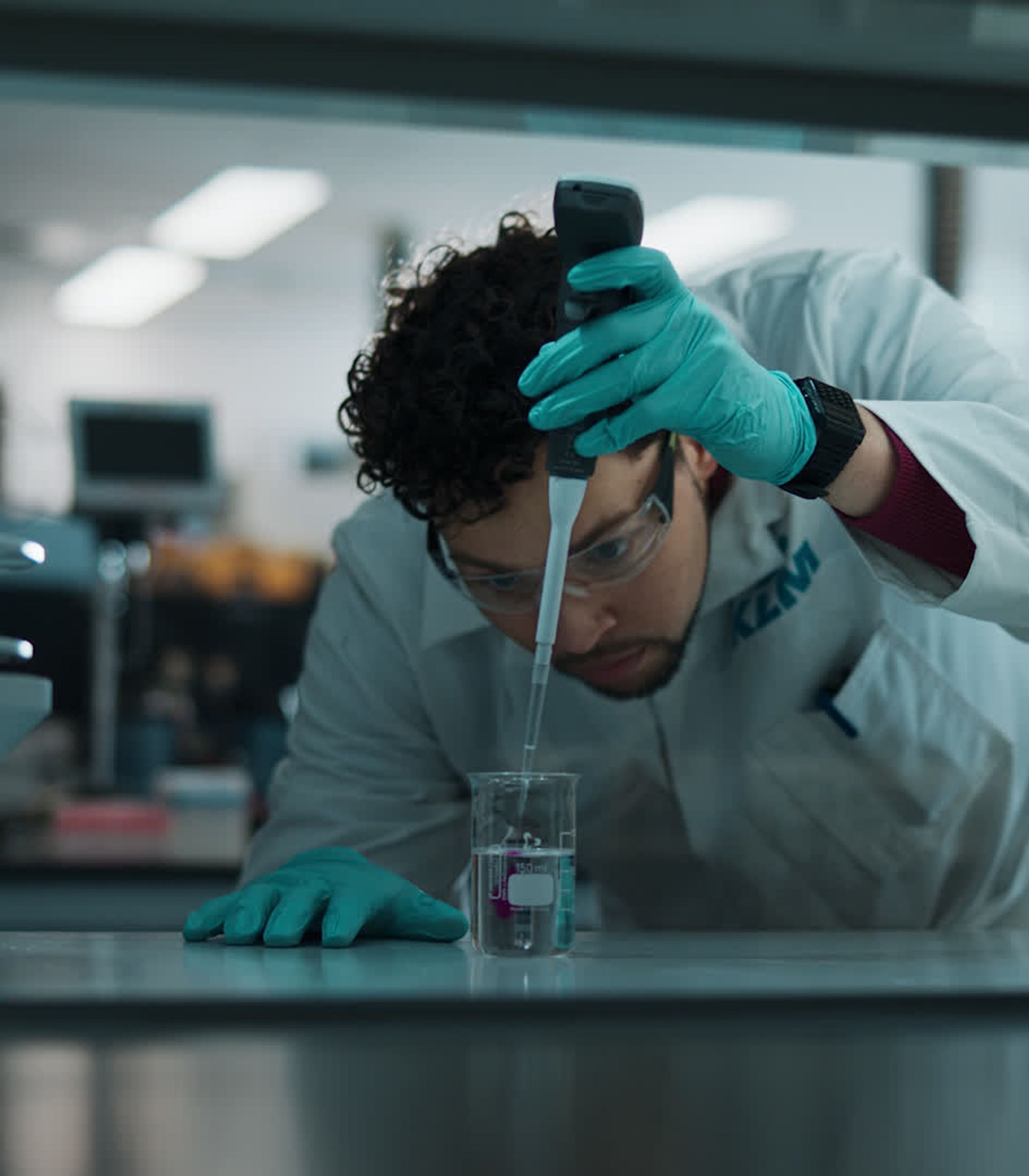 KLM colleague working in a lab