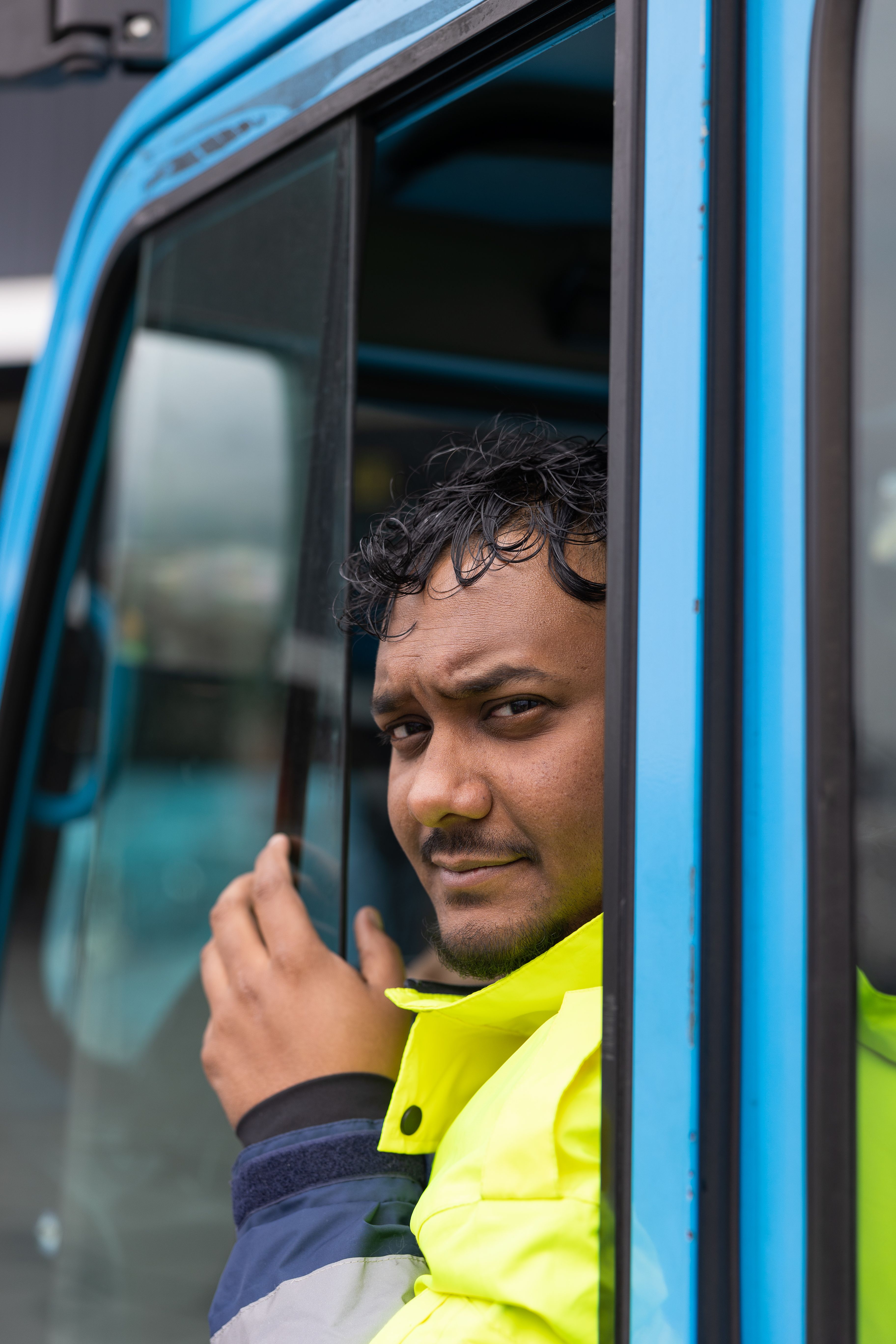 Cargo-medewerker kijkt naar collega's vanuit zijn trekker