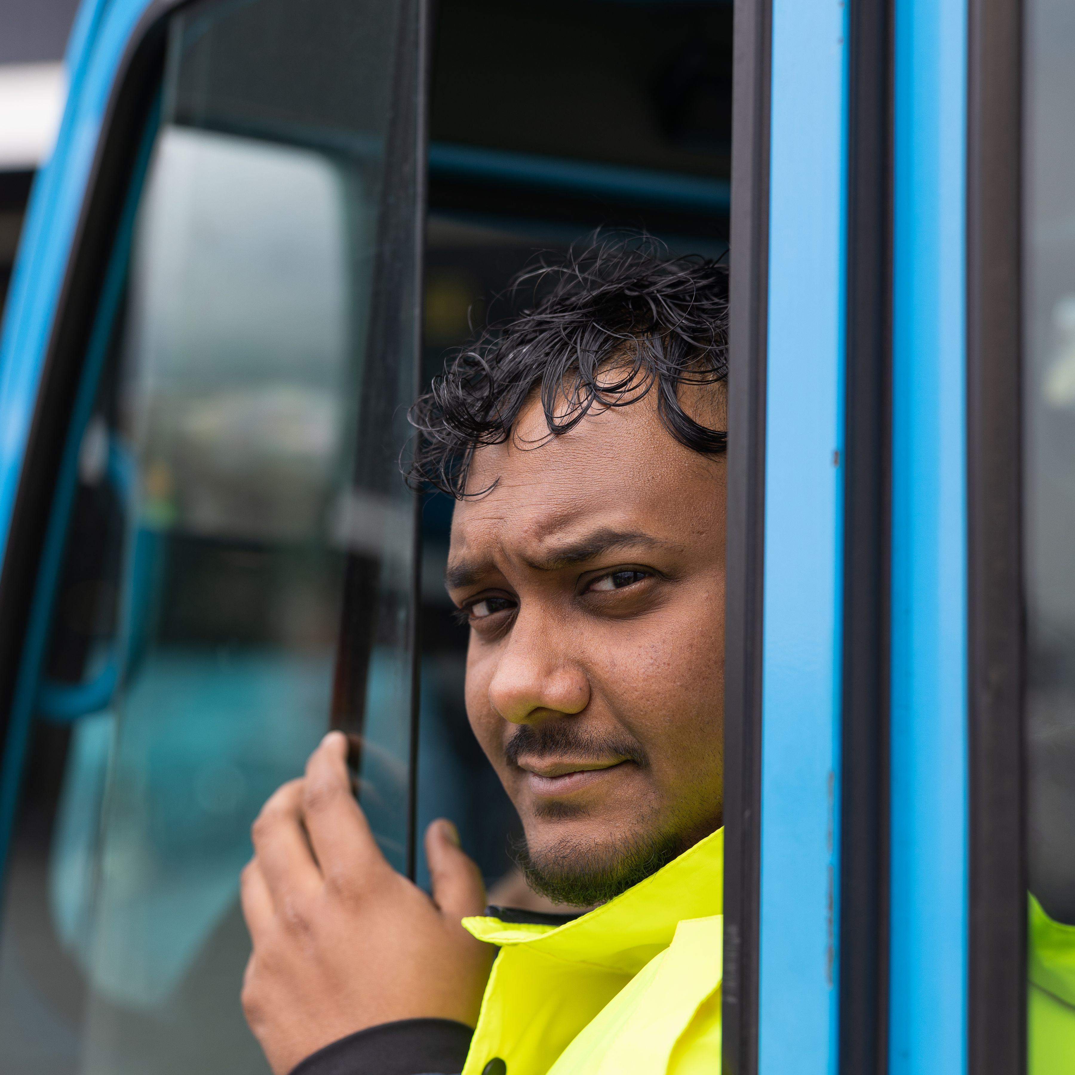 Cargo-medewerker looking at colleagues