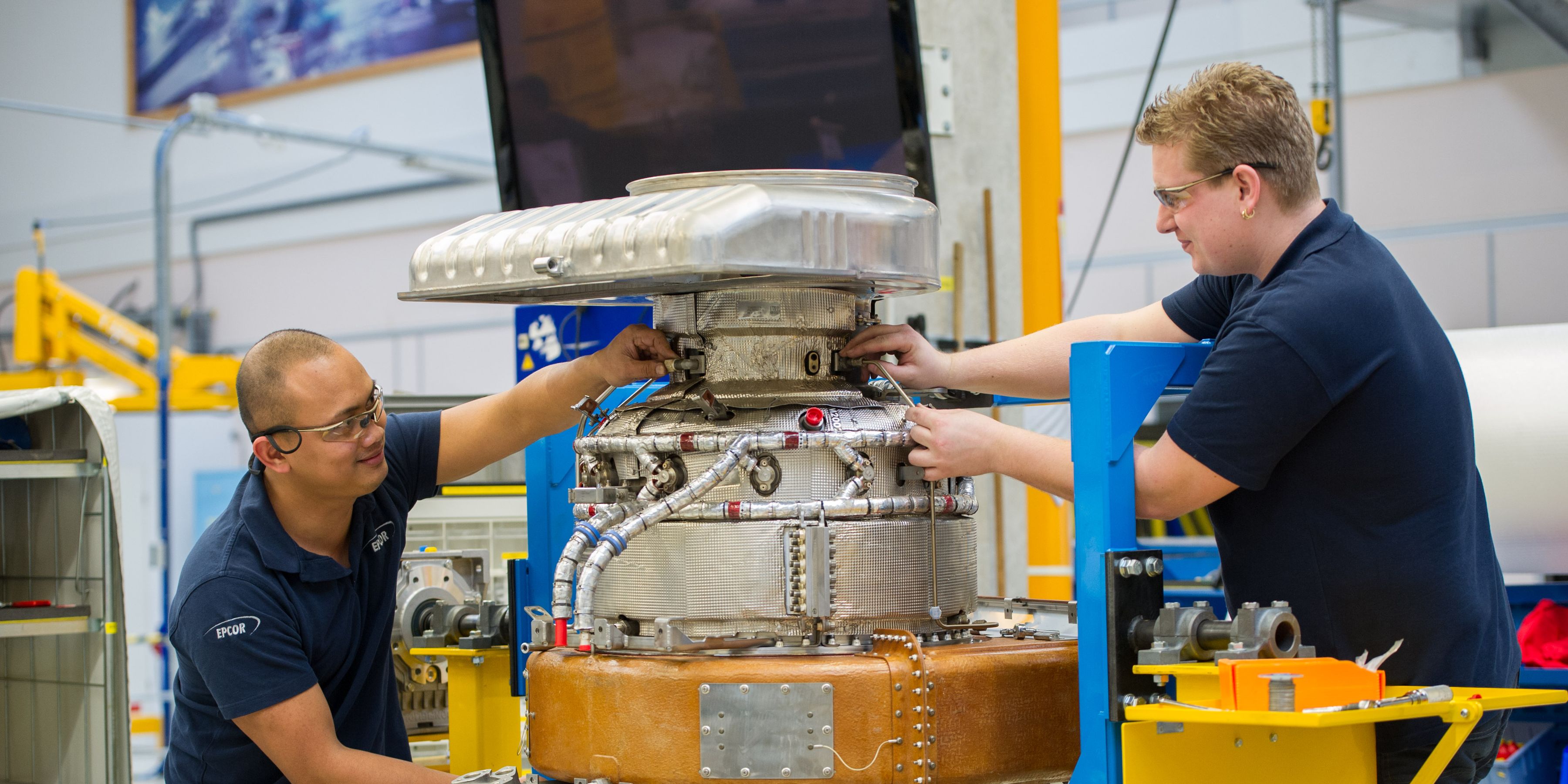 Epcor medewerkers sleutelen aan een component