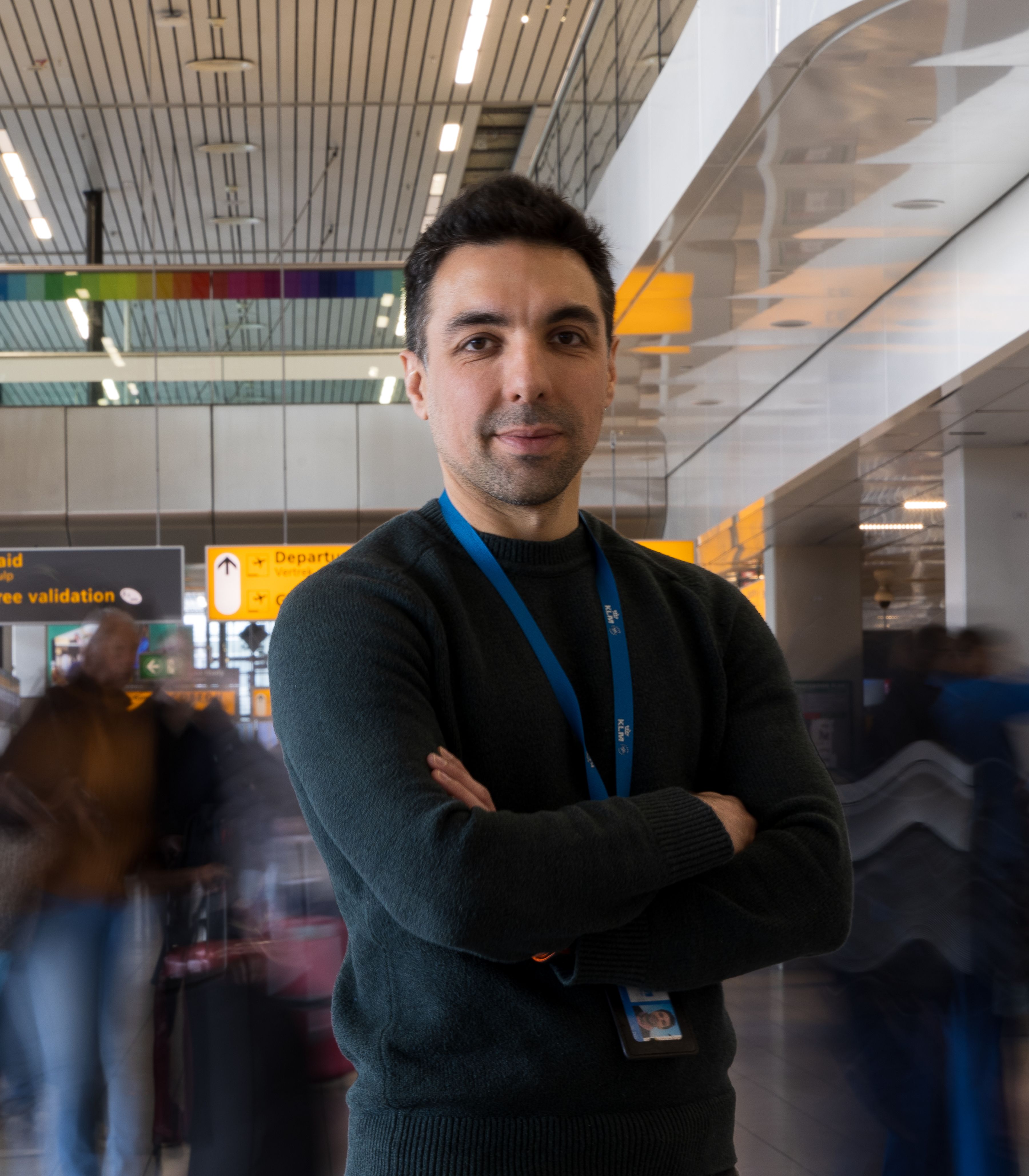 KLM collega staat in Schiphol op druk moment