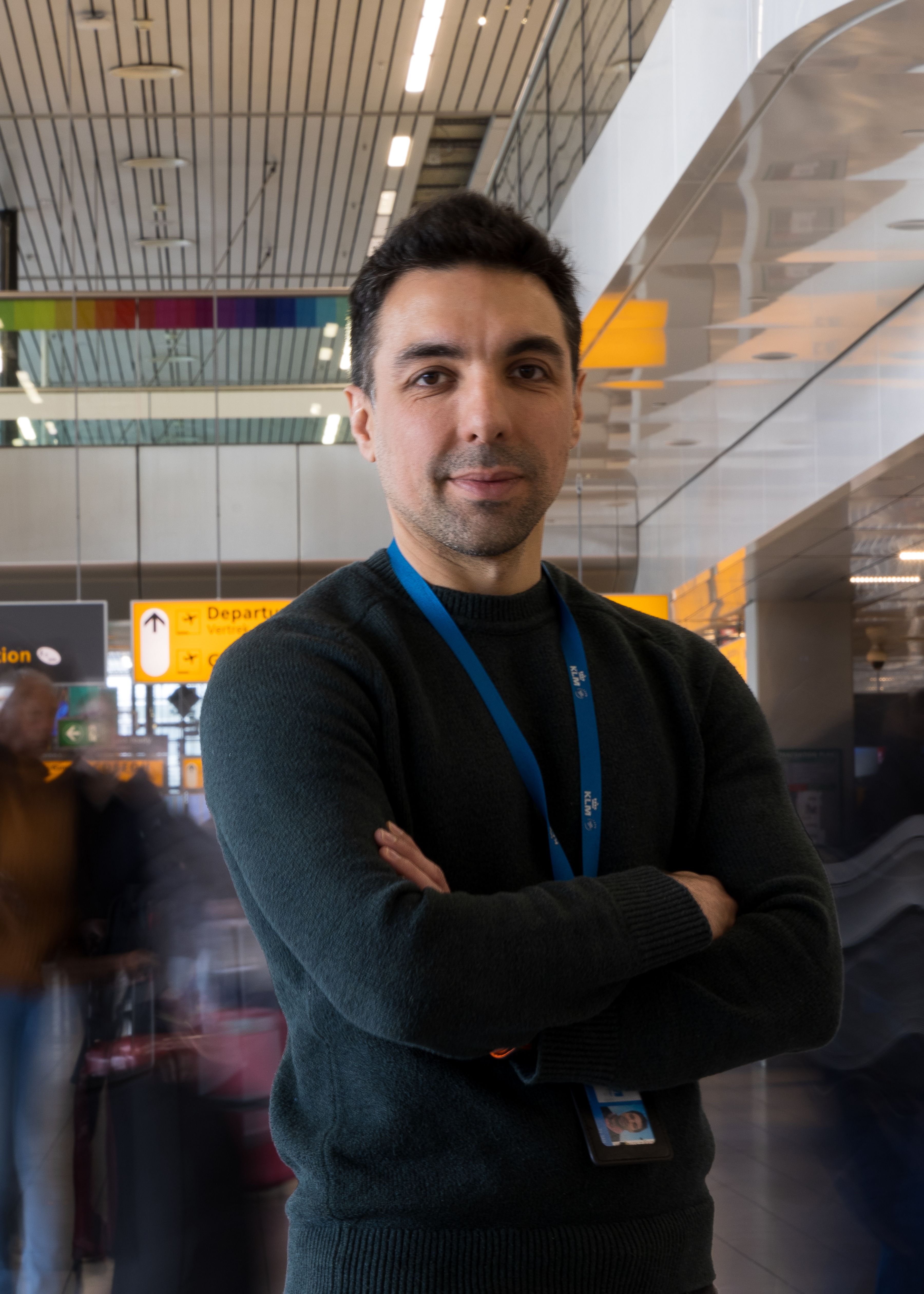 Man poseert op Schiphol