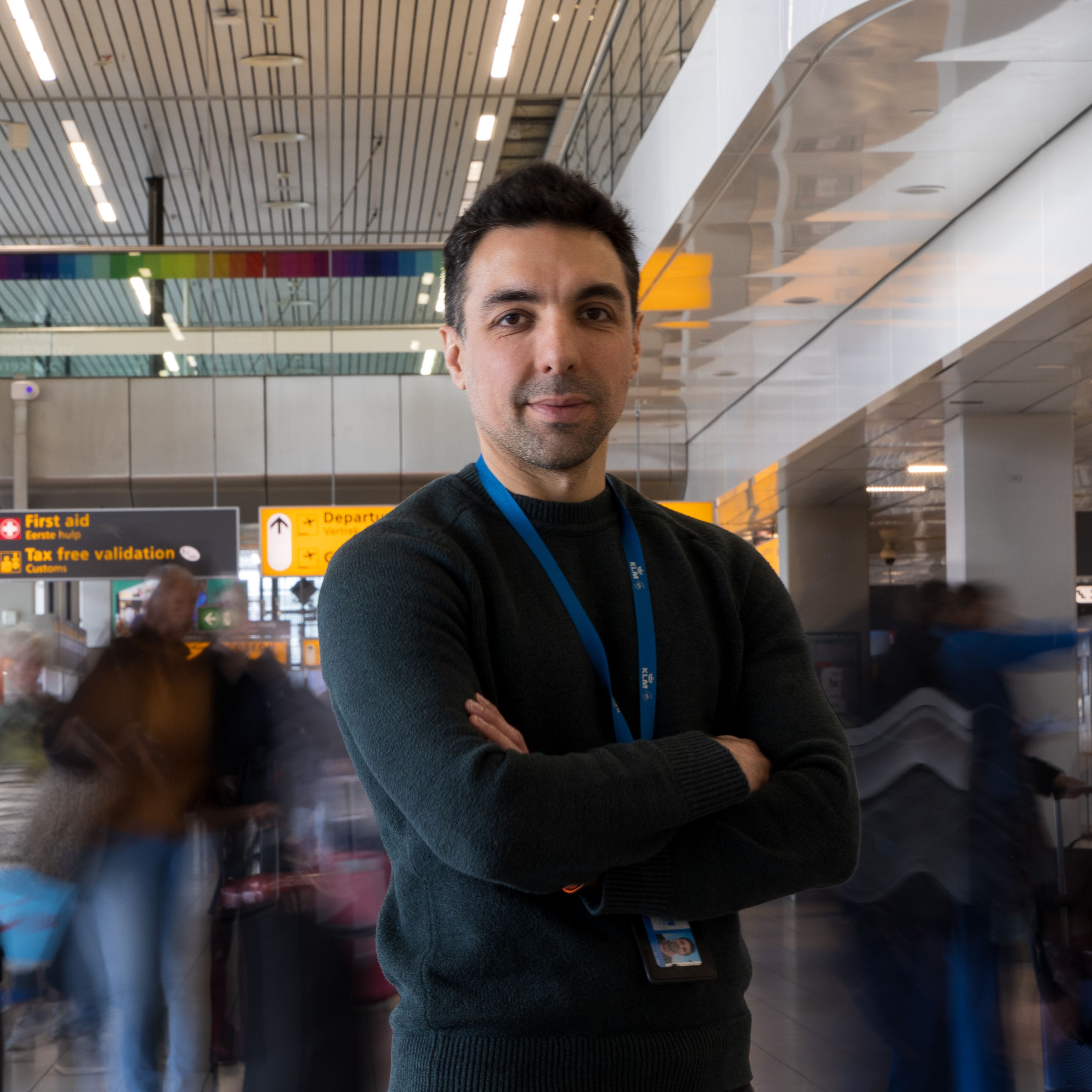 KLM collega staat in Schiphol op druk moment