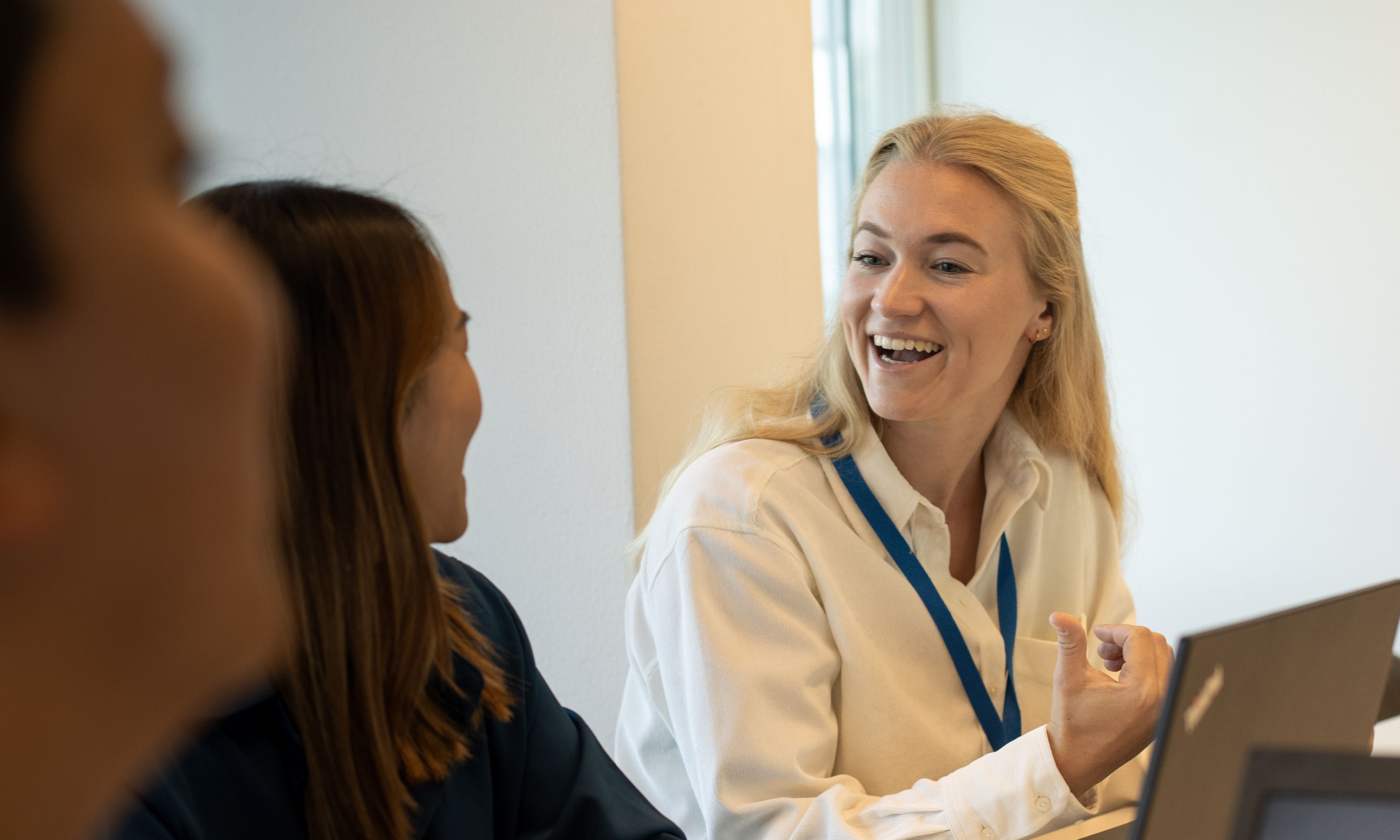 Financiële medewerkers lachen tijdens een vergadering.