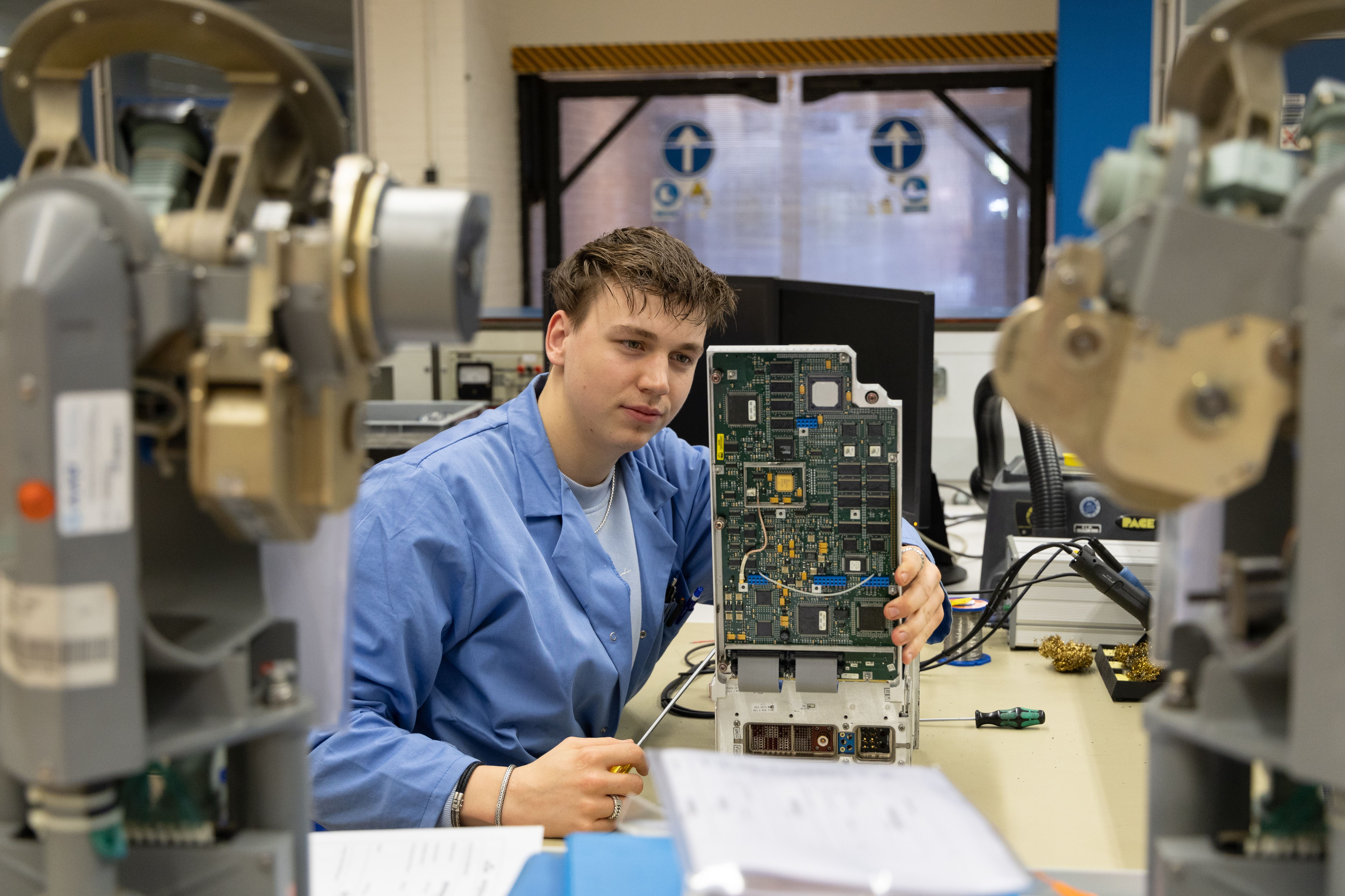 E&M collega werkt aan een avionisch onderdeel