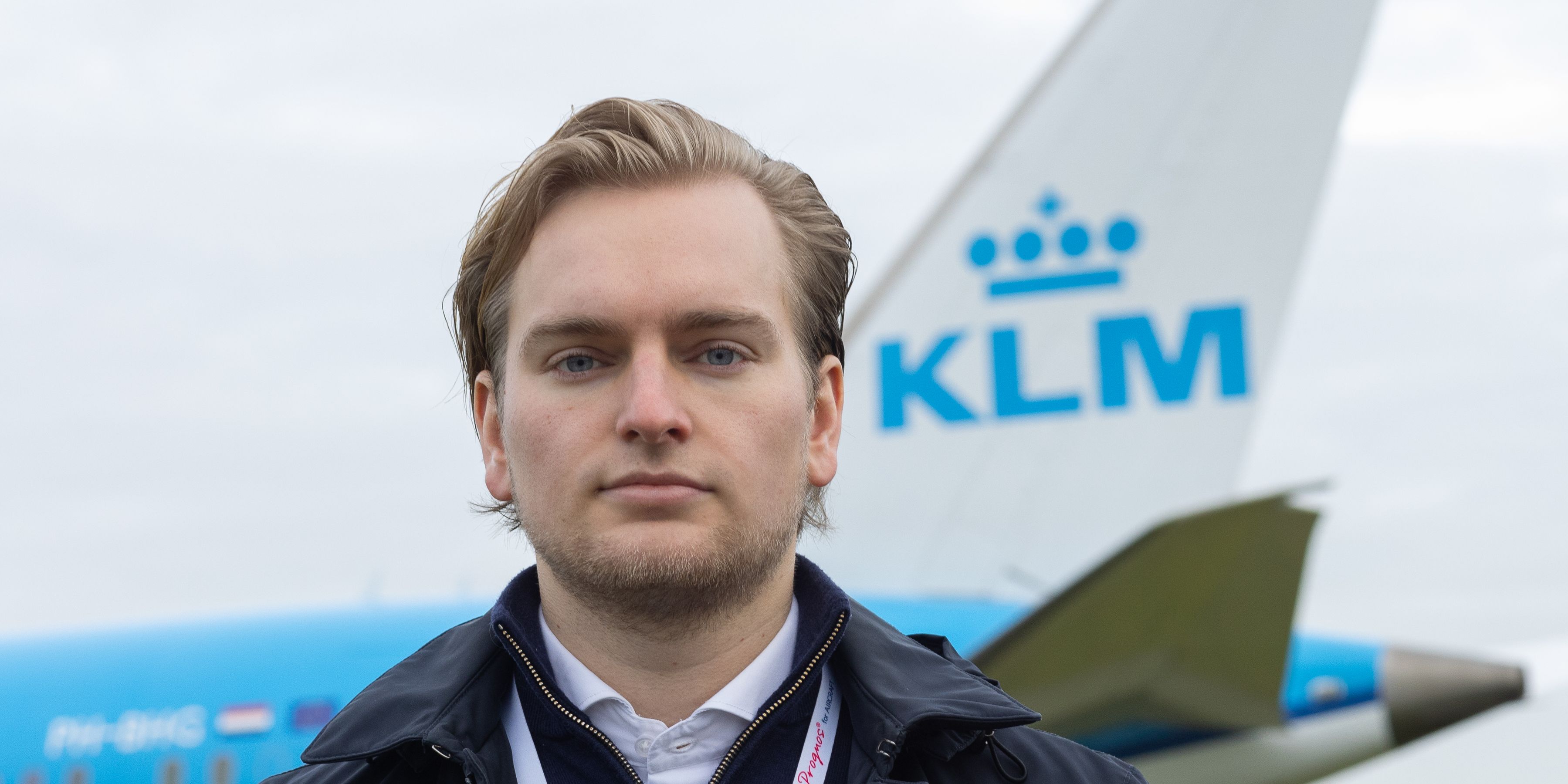 KLM collega Marc voor een KLM vliegtuig
