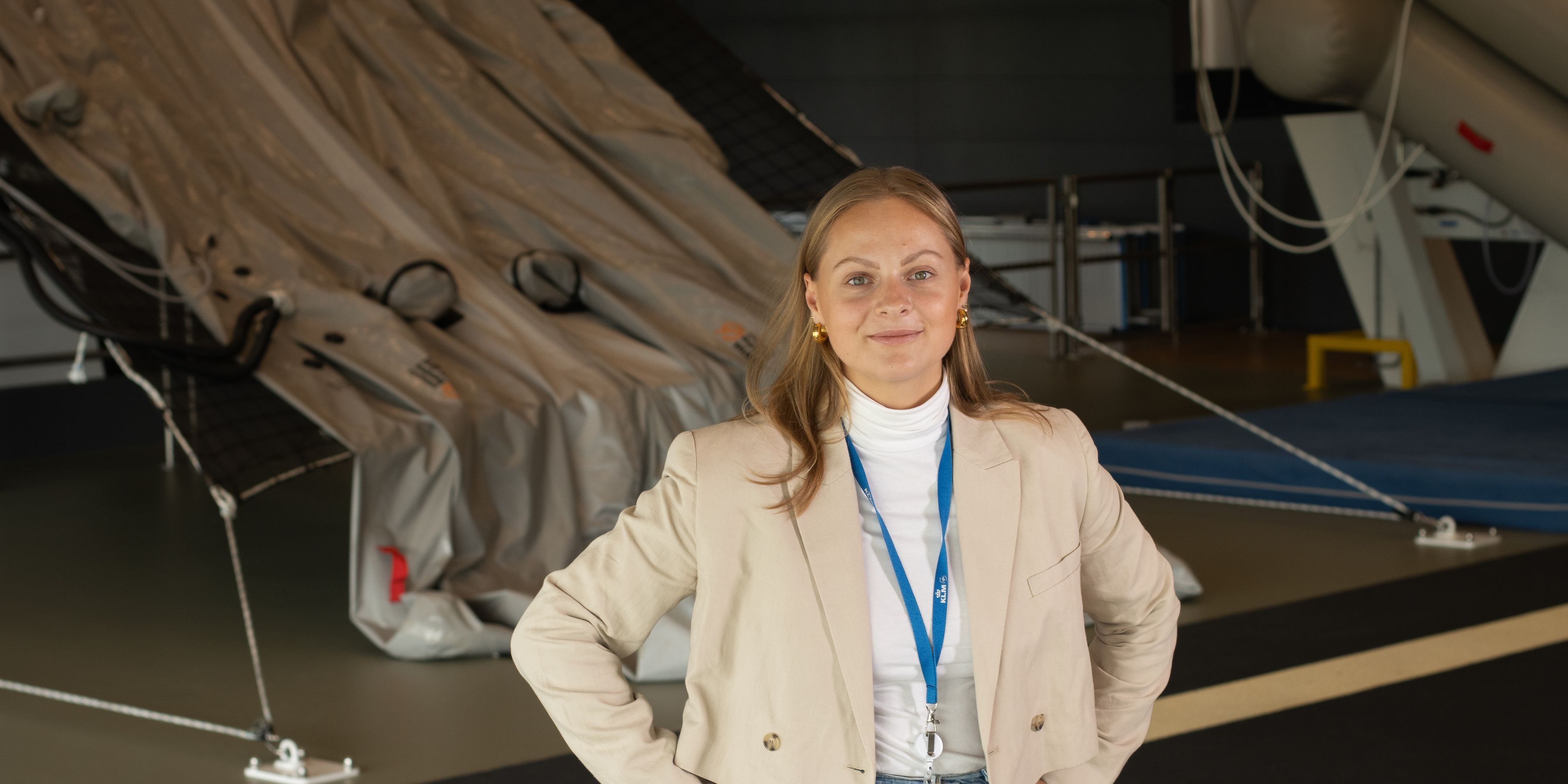 Een KLM medewerkster poseert voor de camera