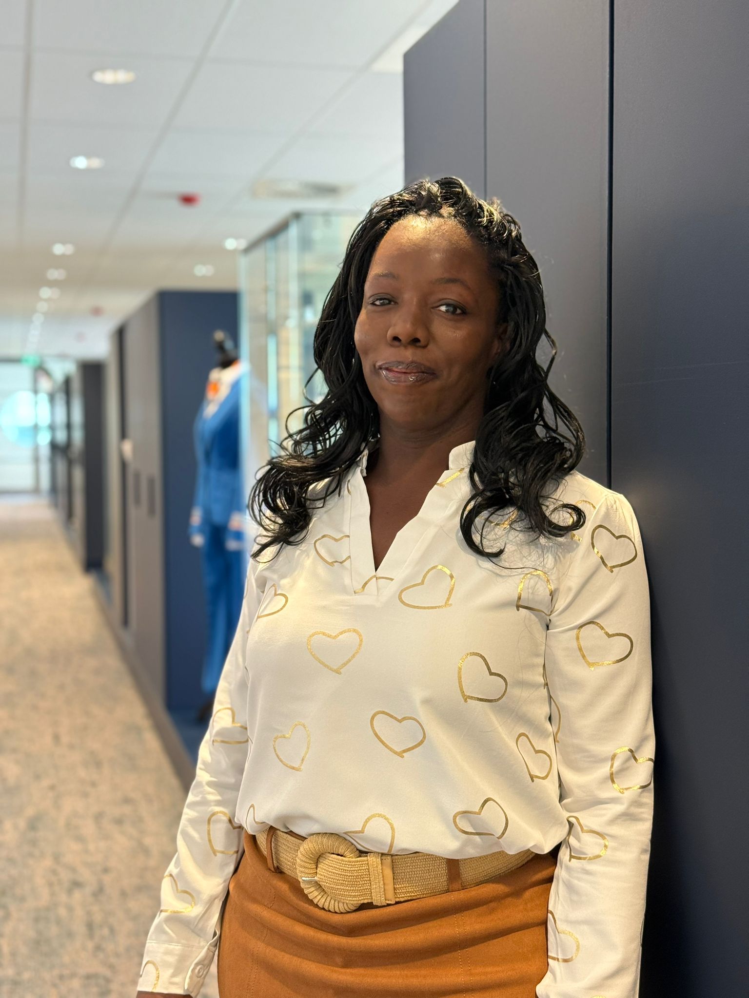 KLM collega in een KLM kantoor