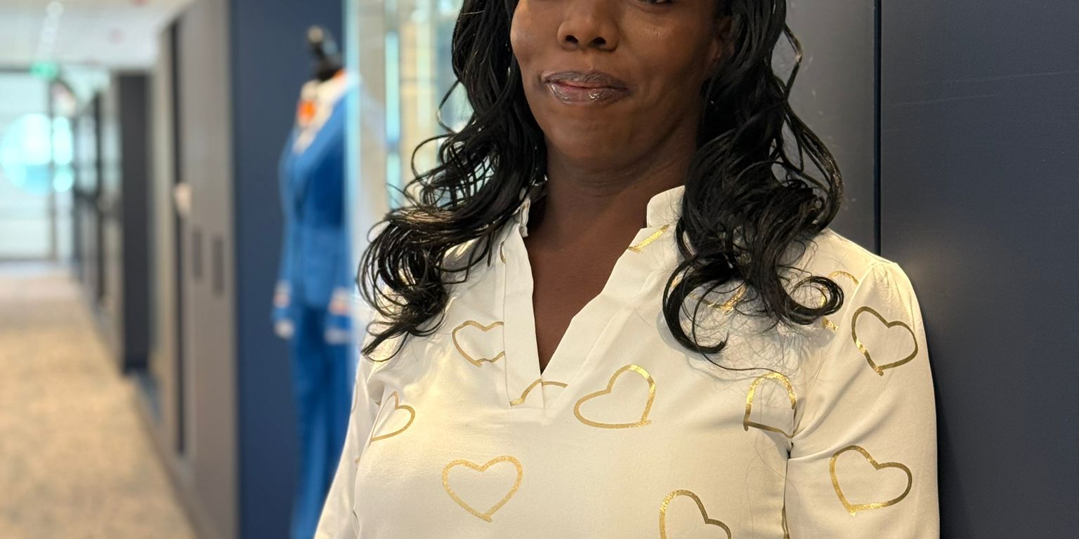 KLM collega in een KLM kantoor