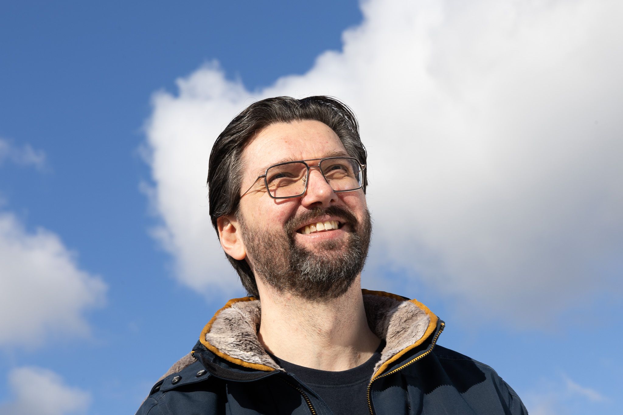 KLM colleague outside looking at the sky