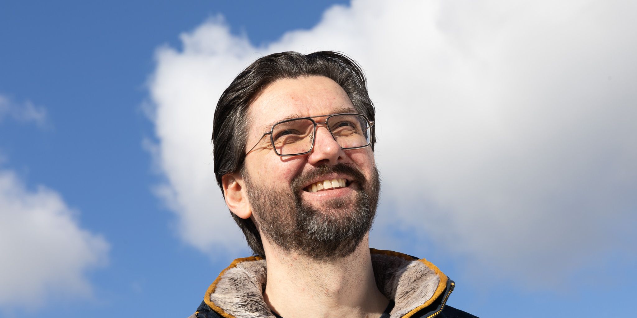 KLM colleague outside looking at the sky