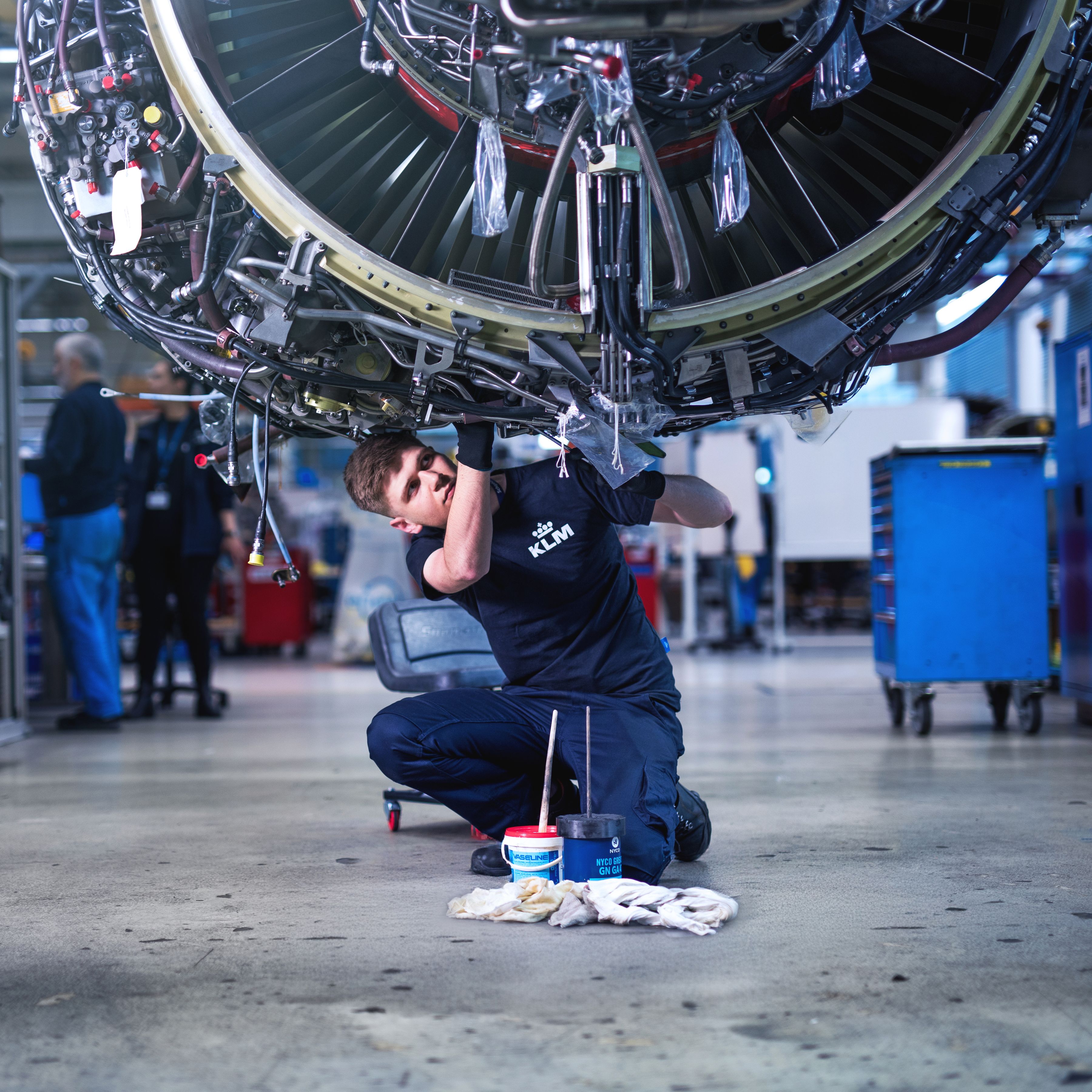 Engineering & Maintenance colleague working on an aicraft engine
