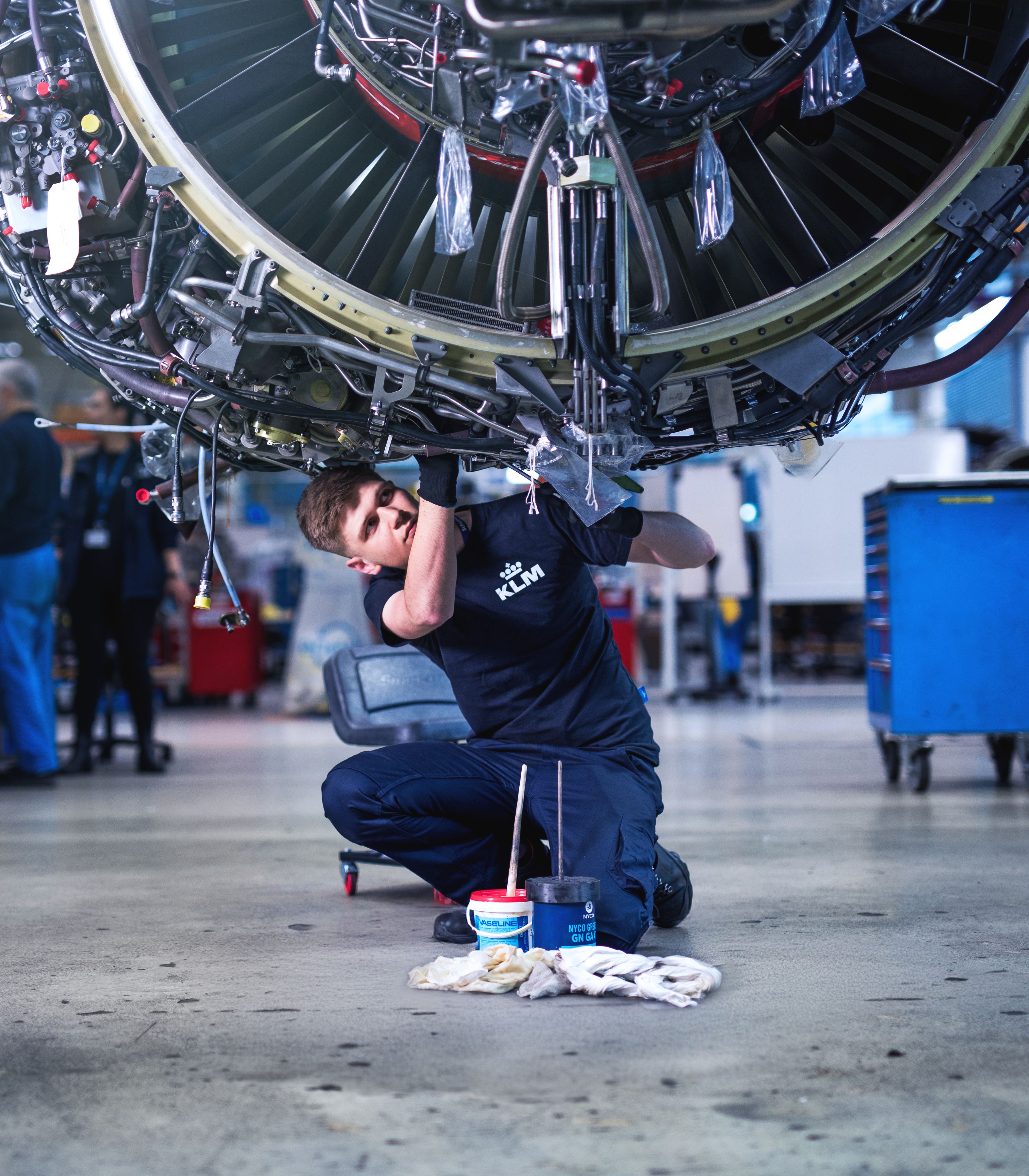 Engineering & Maintenance colleague working on an aicraft engine