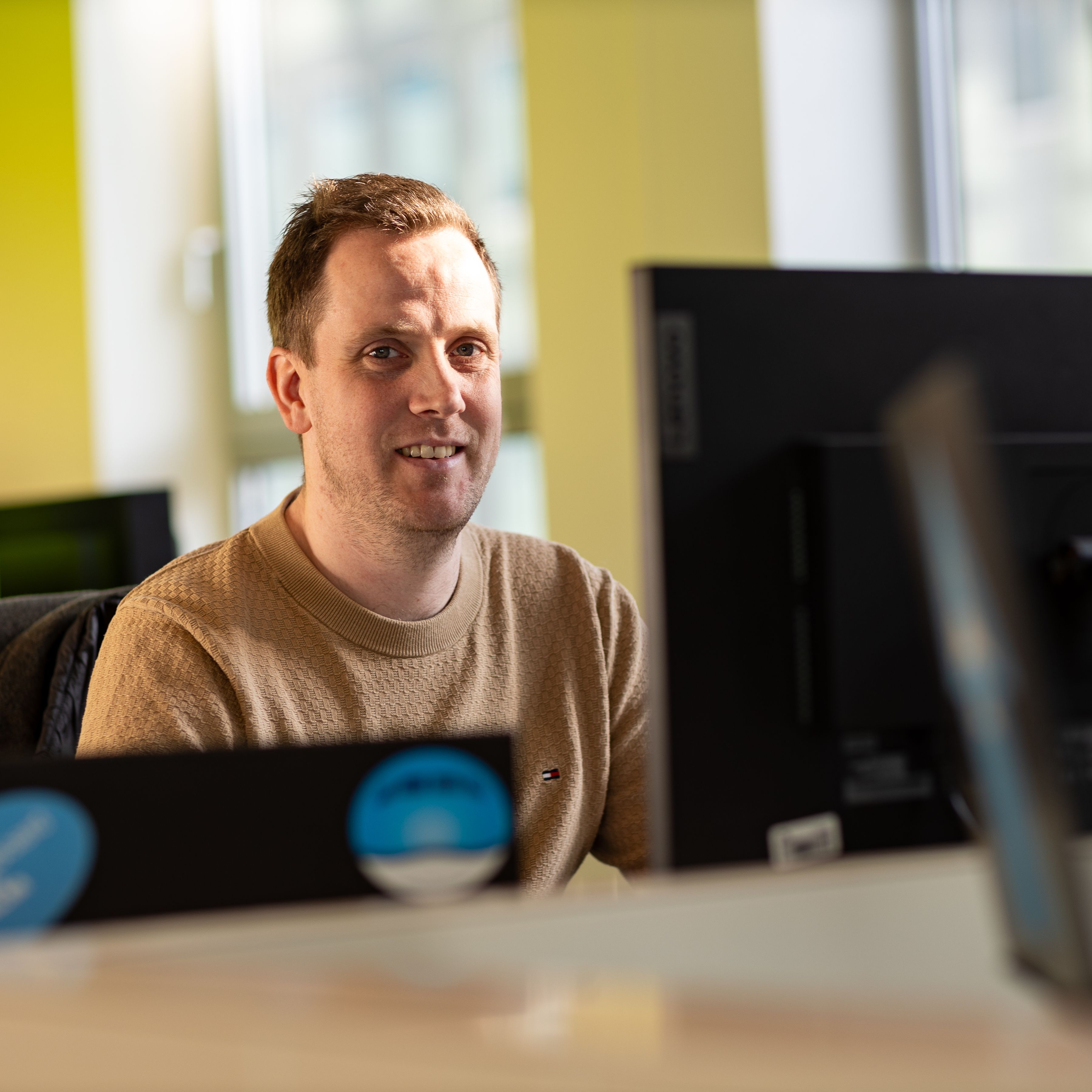 KLM IT-collega aan het werk op zijn laptop