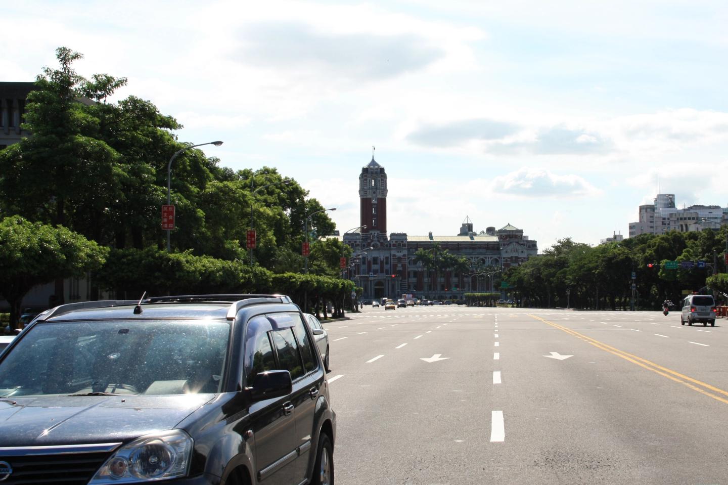 Ketagalan Boulevard leading toward the Presidential Office Building