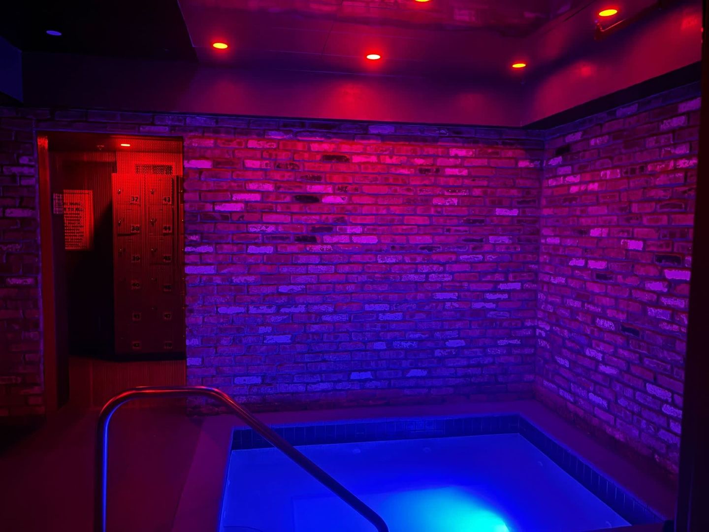 Gaythering wellness sauna jacuzzi and lockers under red lighting