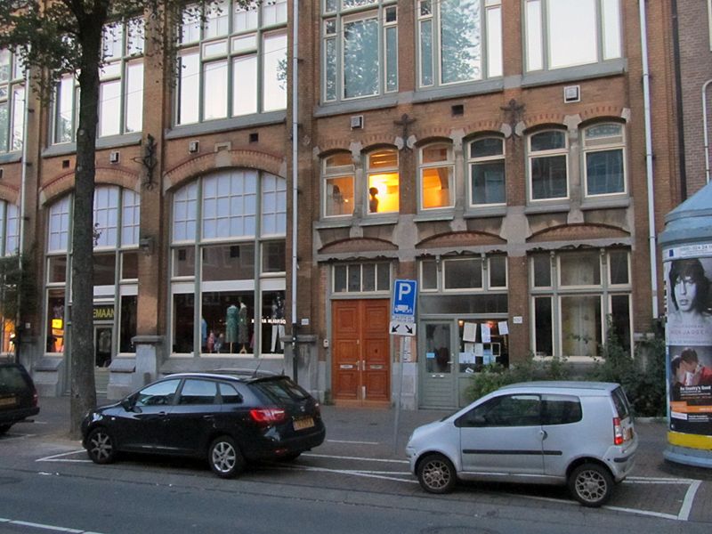 Entrance of De Trut on Bilderdijkstraat