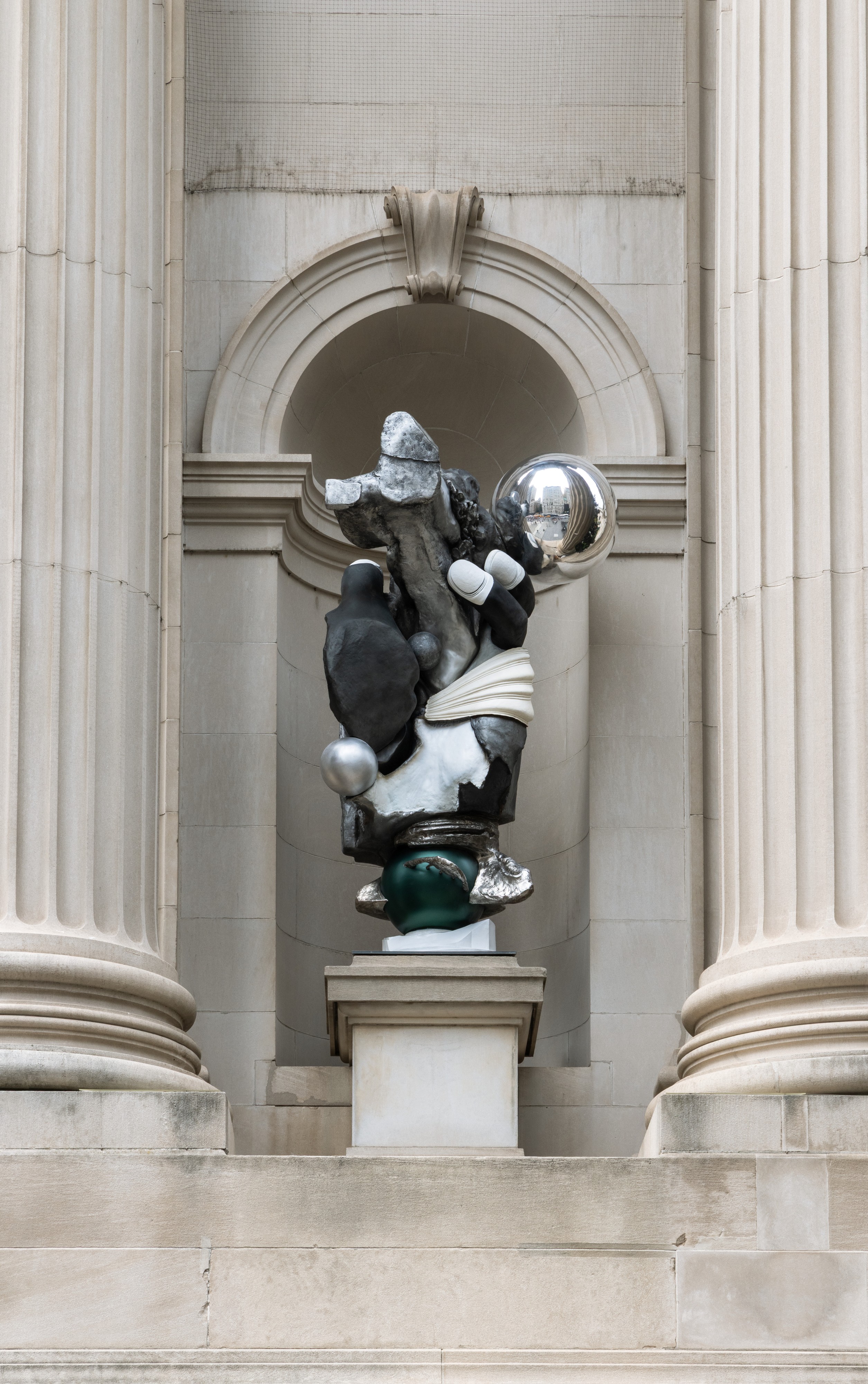 Sculpture by Liu Wei at the Met