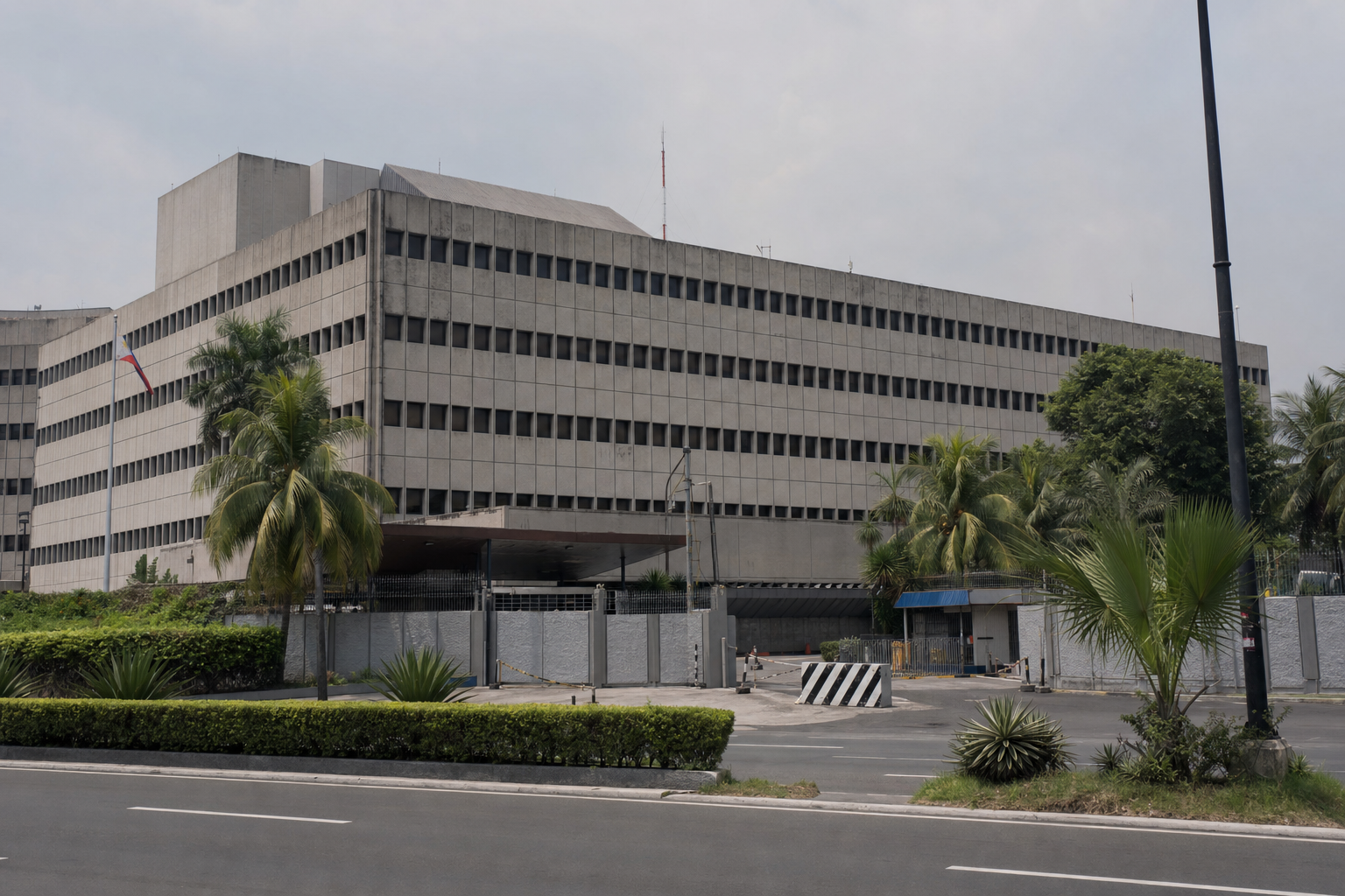 Philippine Central Bank Sees Inflation Easing Gradually, Flags Upside Risks