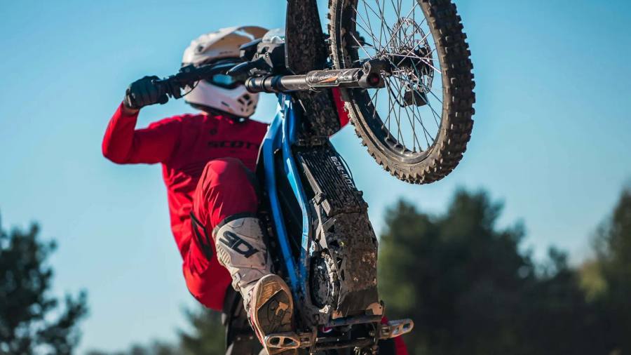 Surron Light Bee podczas wheelie