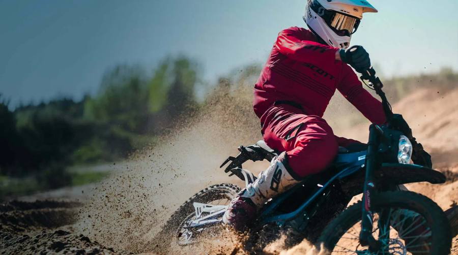 Surron Light Bee — elektryczny motocykl terenowy w drifcie