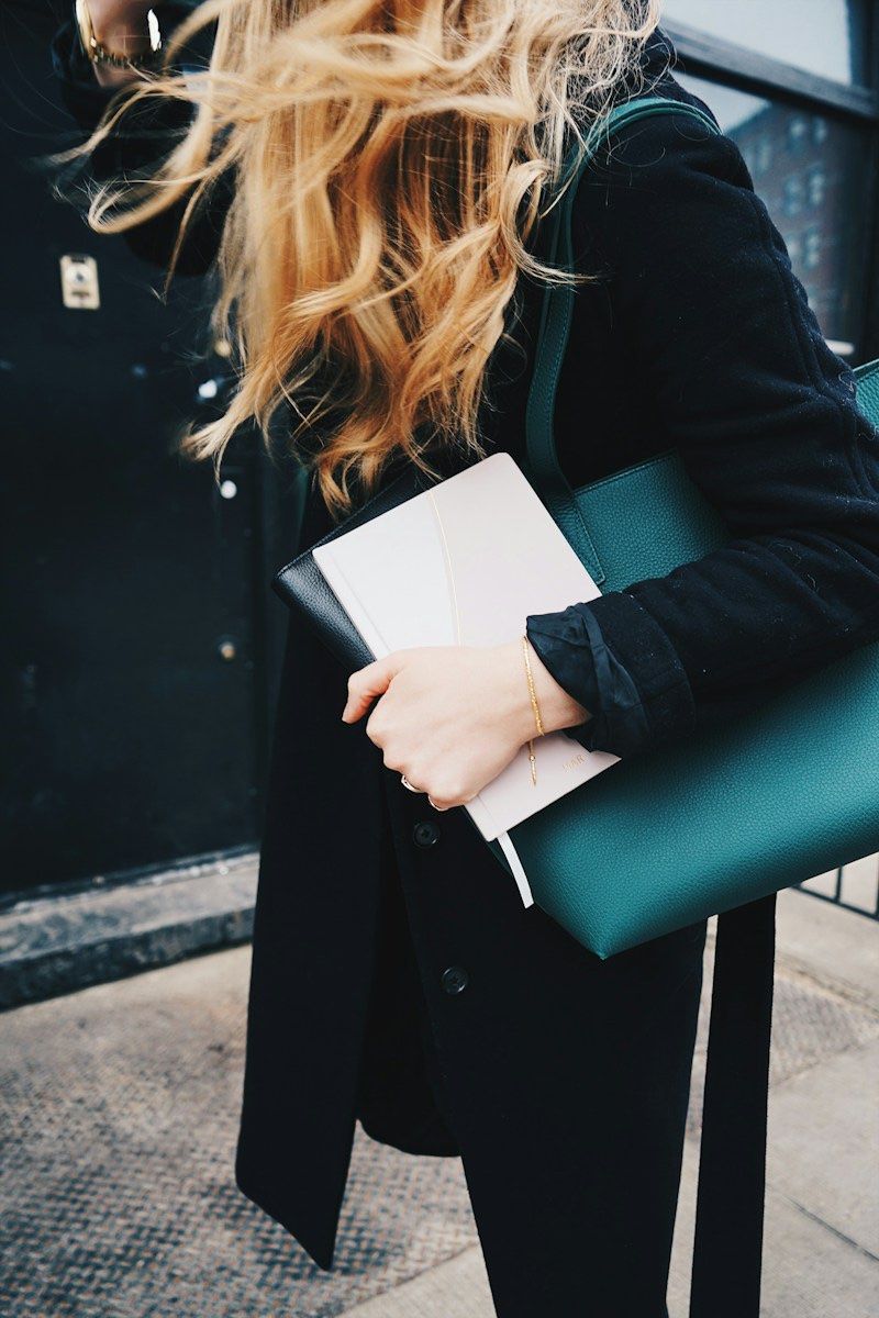 Estelle Desprez, secrétaire indépendante, avec son ordinateur
