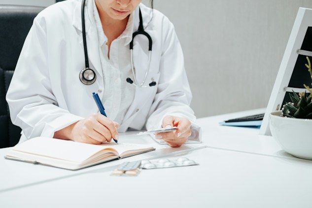 Professionnelle de santé à son bureau