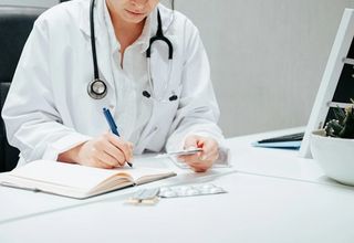 Professionnelle de santé à son bureau