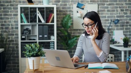 Secrétaire au téléphone devant son ordinateur