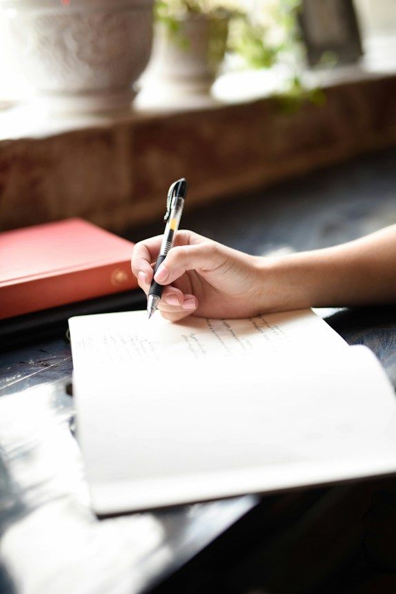 Main qui écrit des notes manuscrites