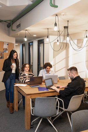 Coworking Alanı vs Hazır Ofis: Hangisi Size Uygun?