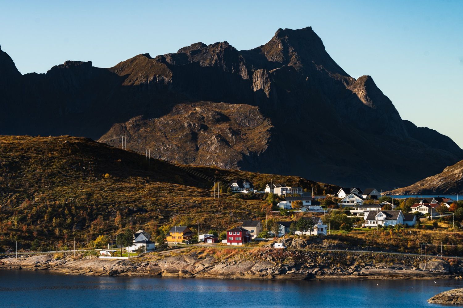 Bilde av ulike hus langs kysten nære lofoten, Norge