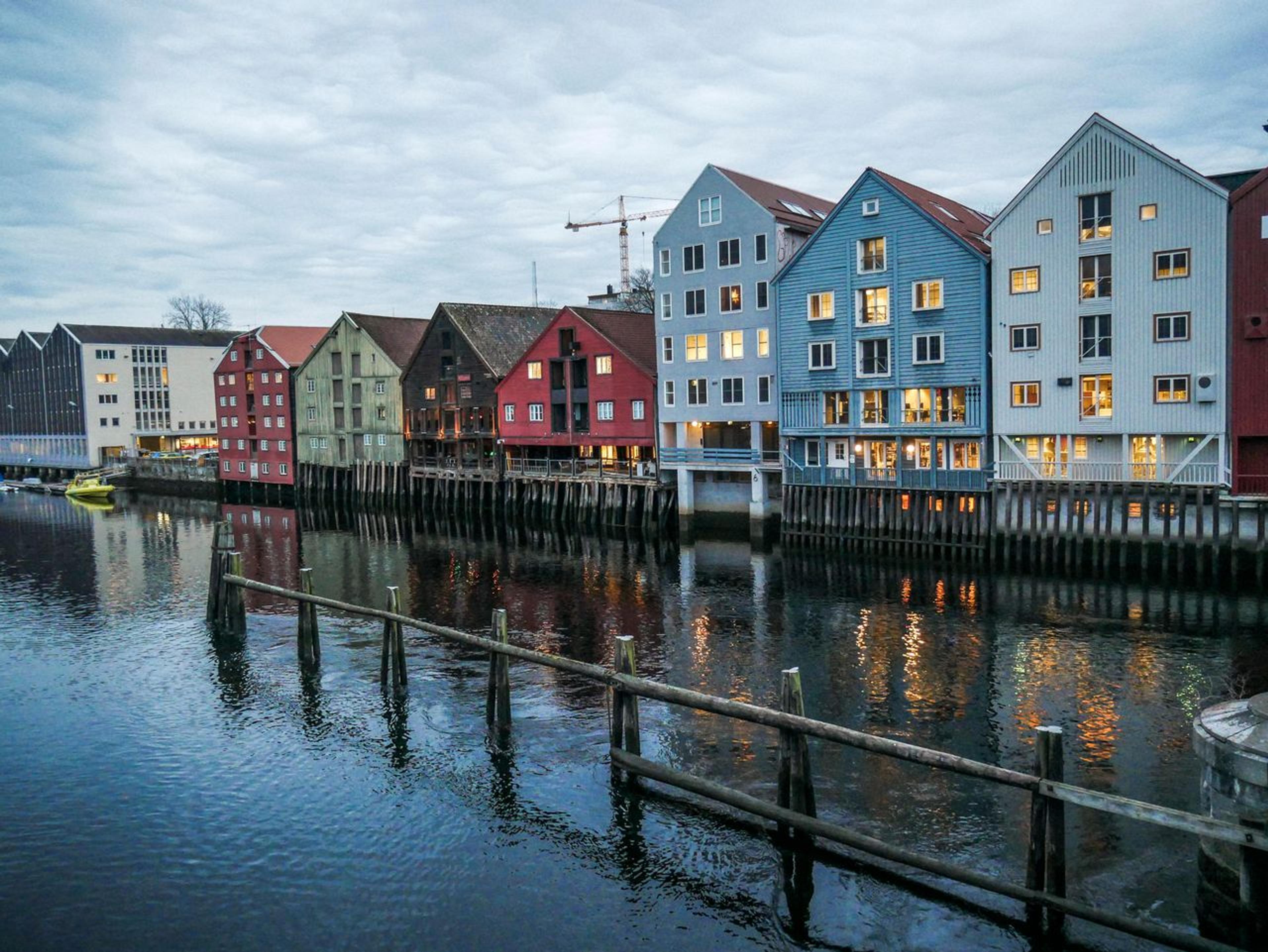 Bilde av bryggen i Trondheim. Ikoniske hus langs vannkanten i ulike farger.