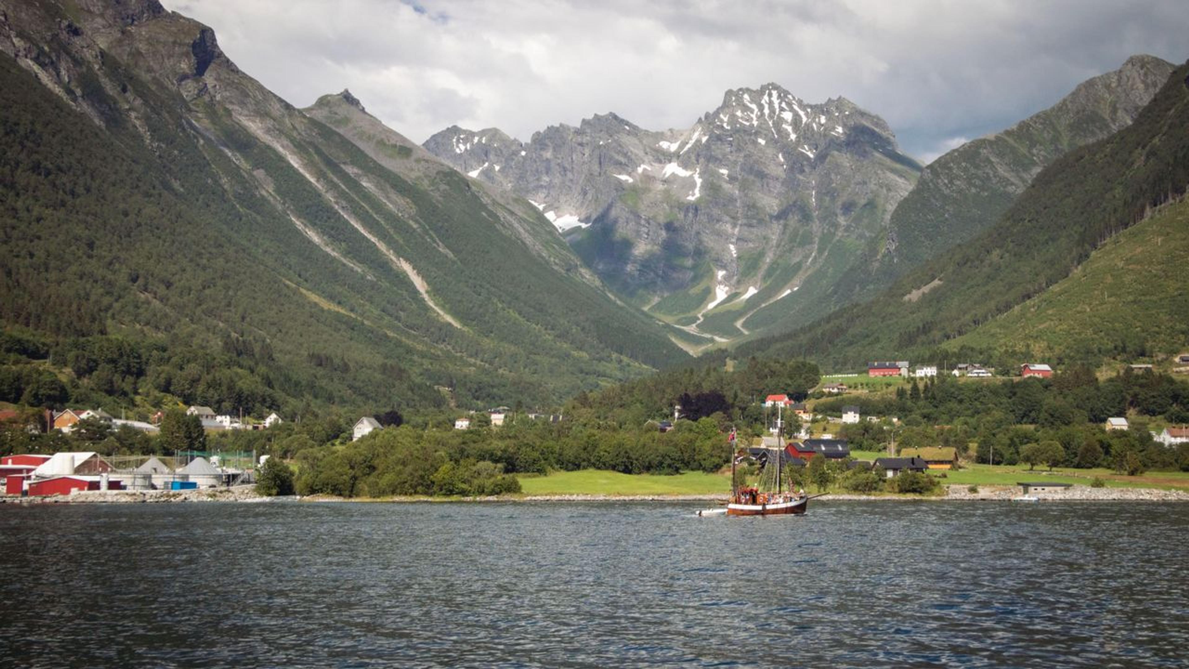 Bilde av Olden, Norge med hus, fjell og båt