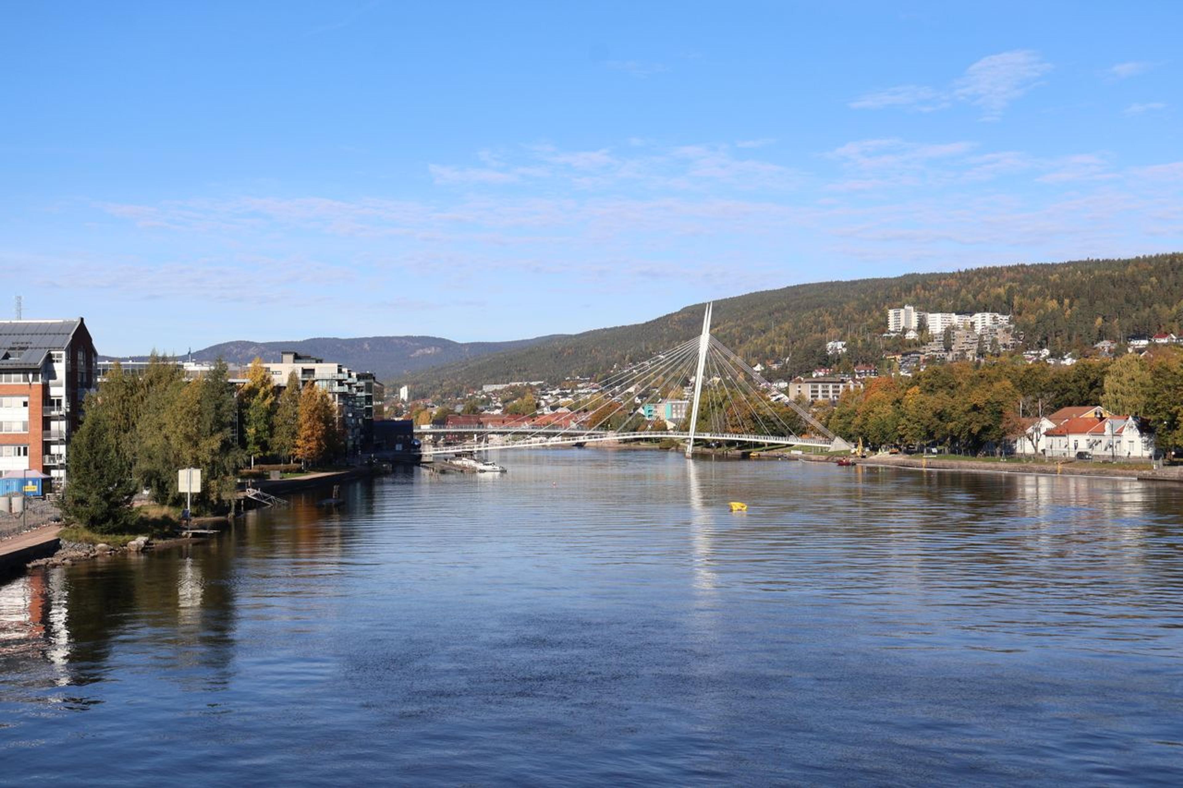 Bilde av elven som går gjennom Drammen, Norge