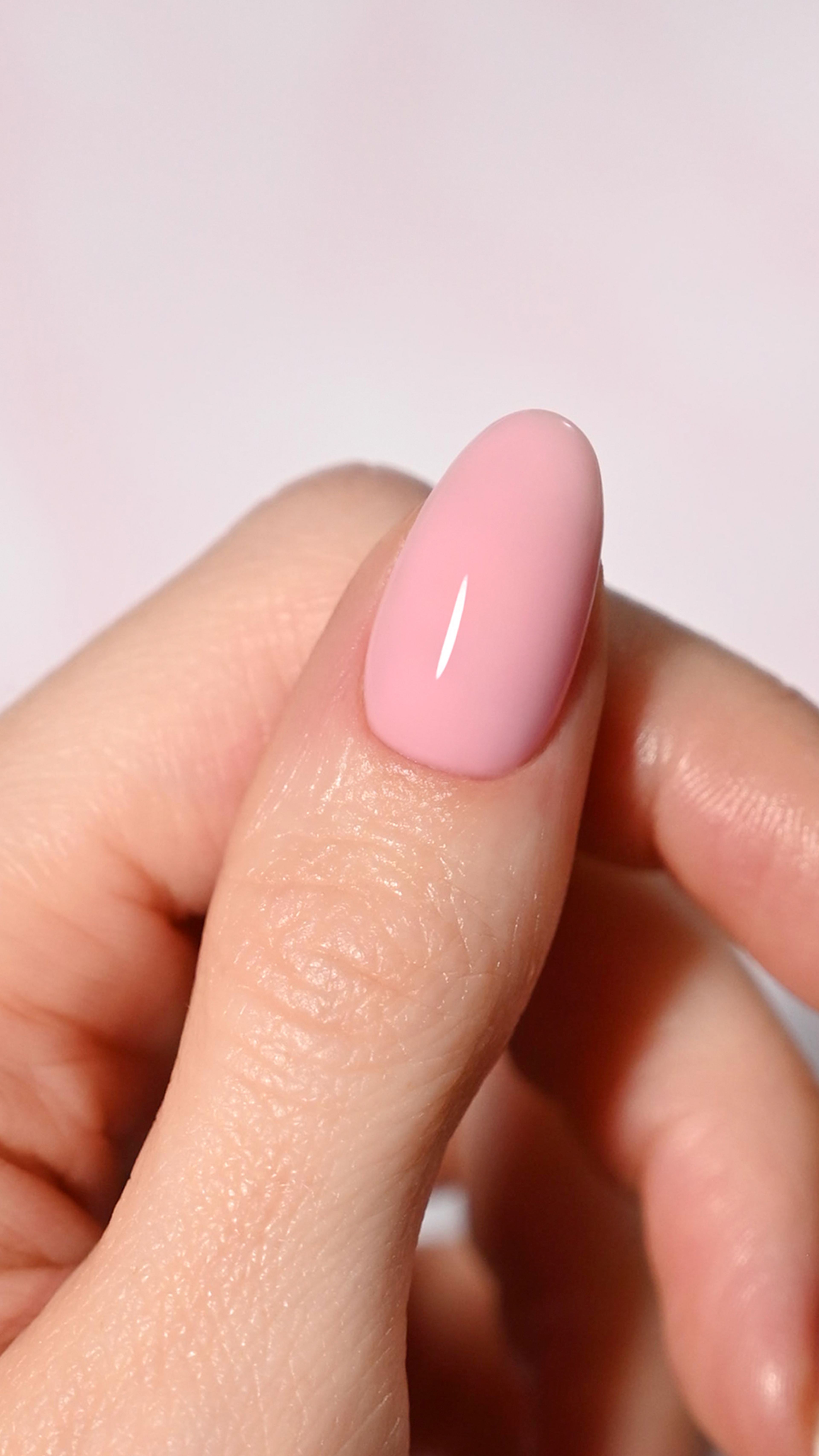 Ongle en amande recouvert du gel Builder Ballerina, un rose tendre