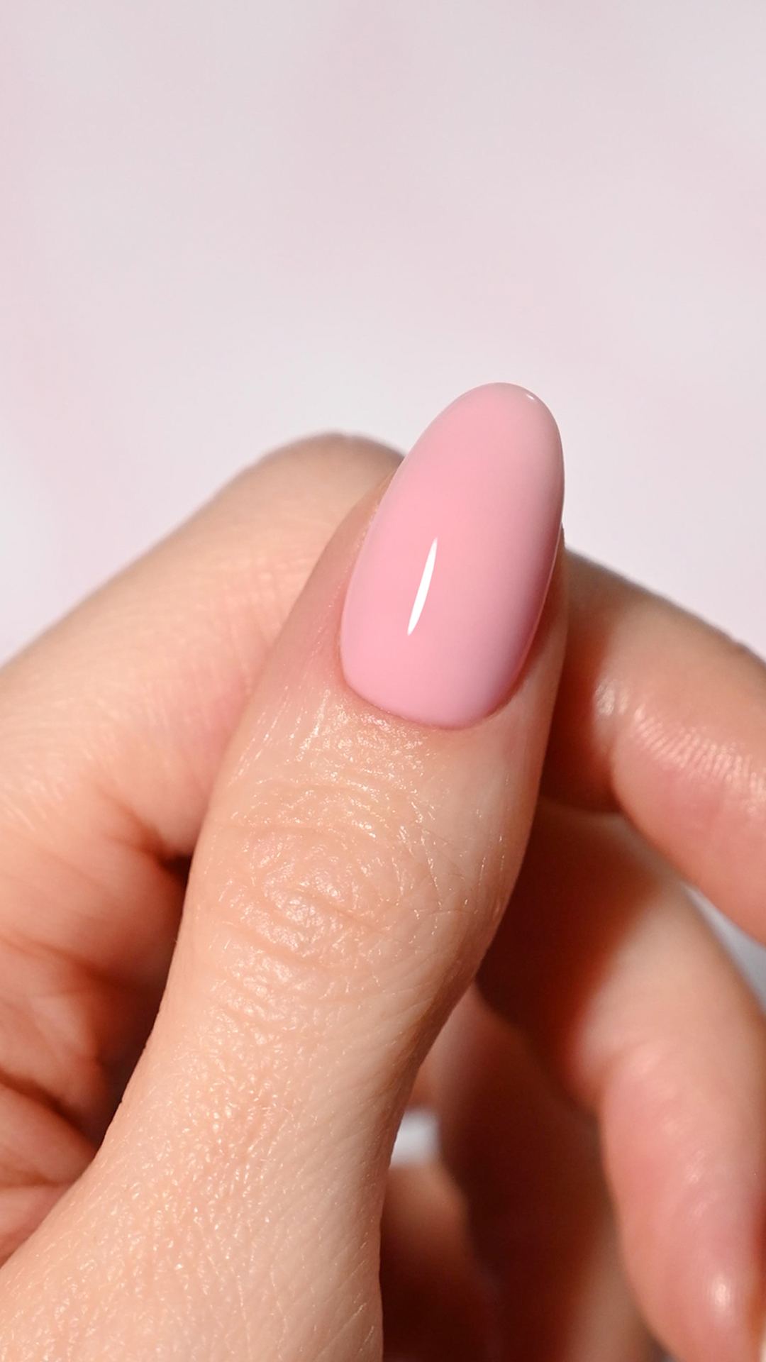 Ongle en amande recouvert du gel Builder Ballerina, un rose tendre