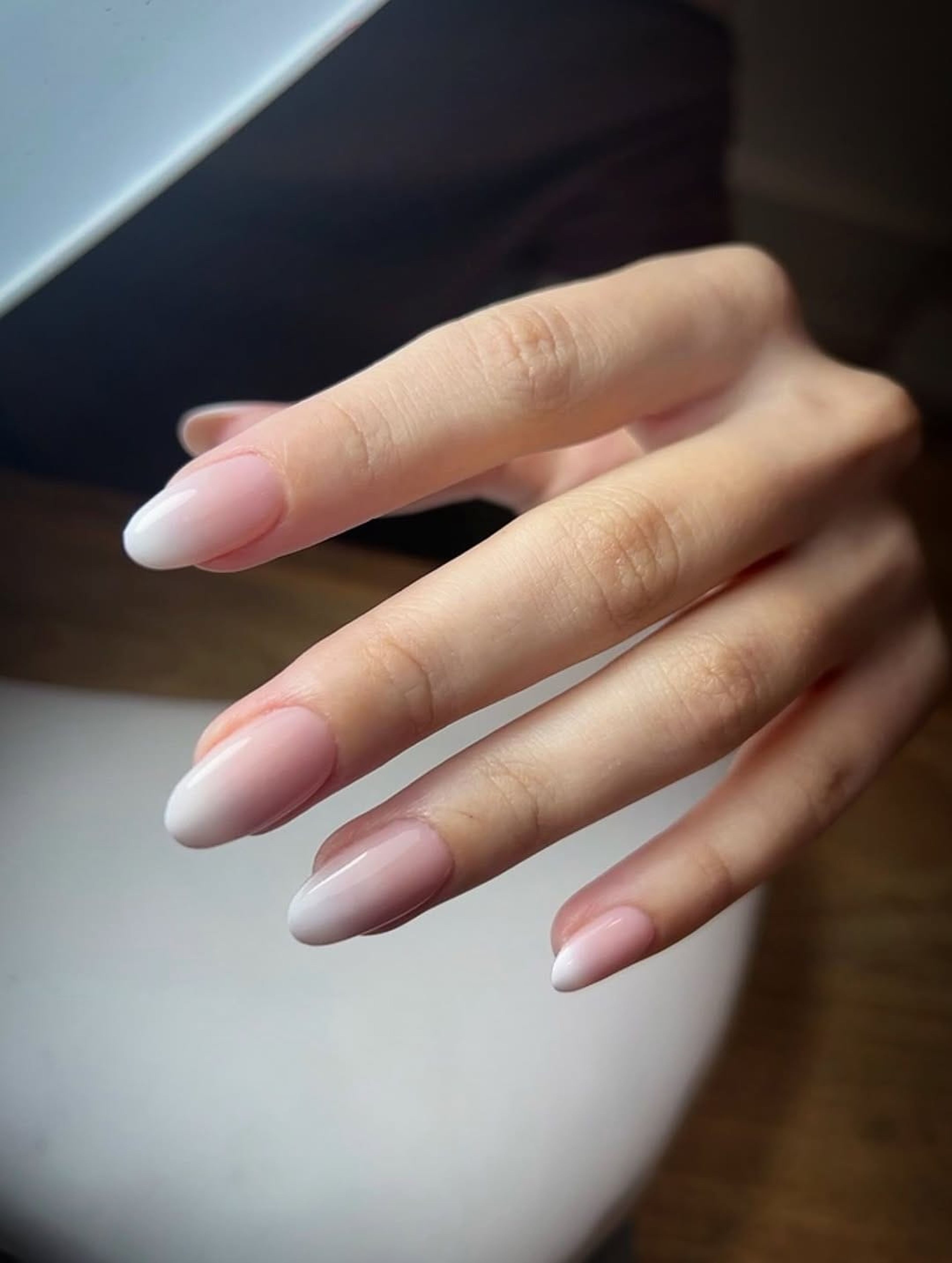 Dégradé baby boomer rose et blanc sur ongle nu, sans épaisseur visible.