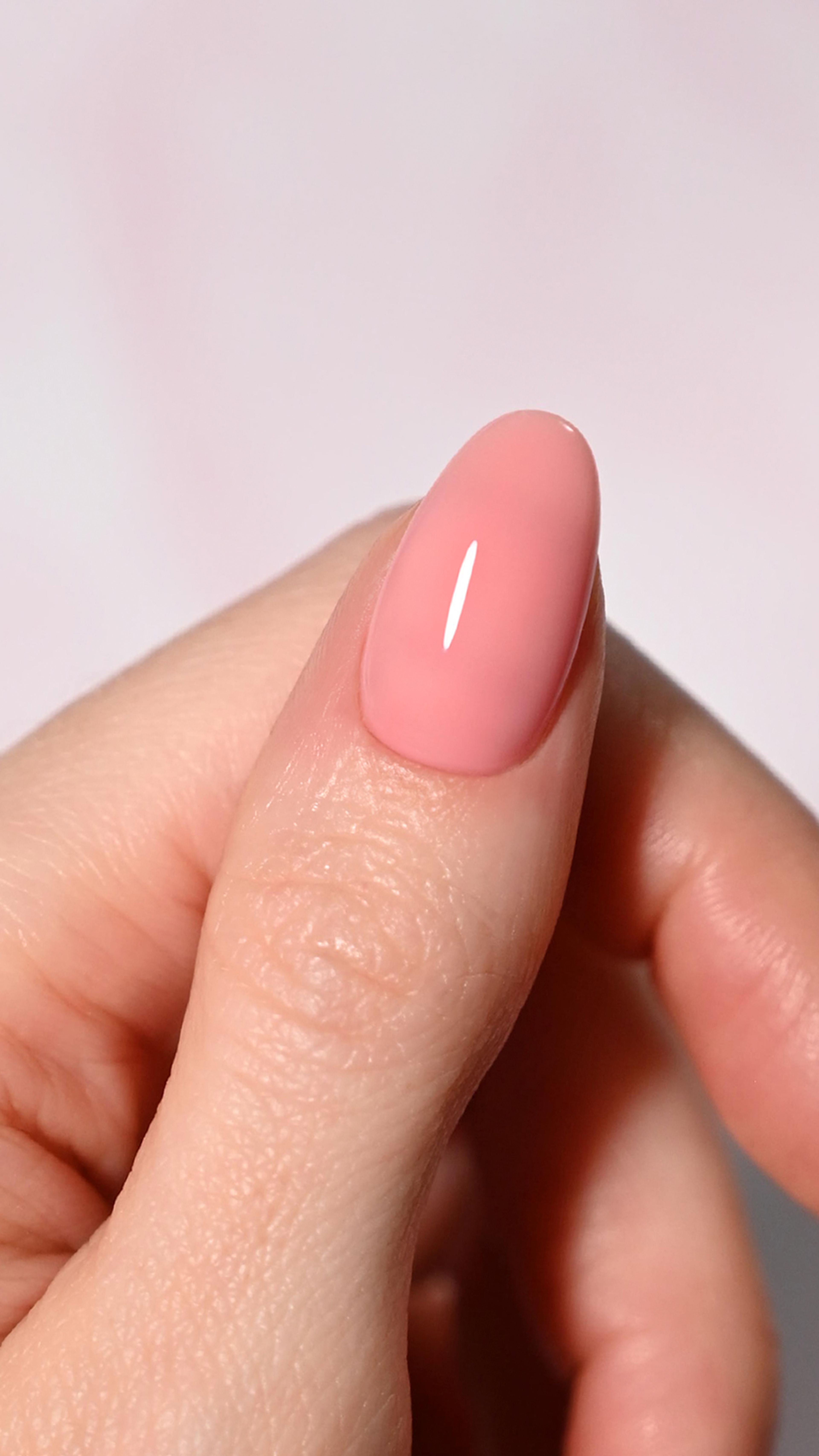Ongle en amande recouvert du gel Builder Petal, un rose corail