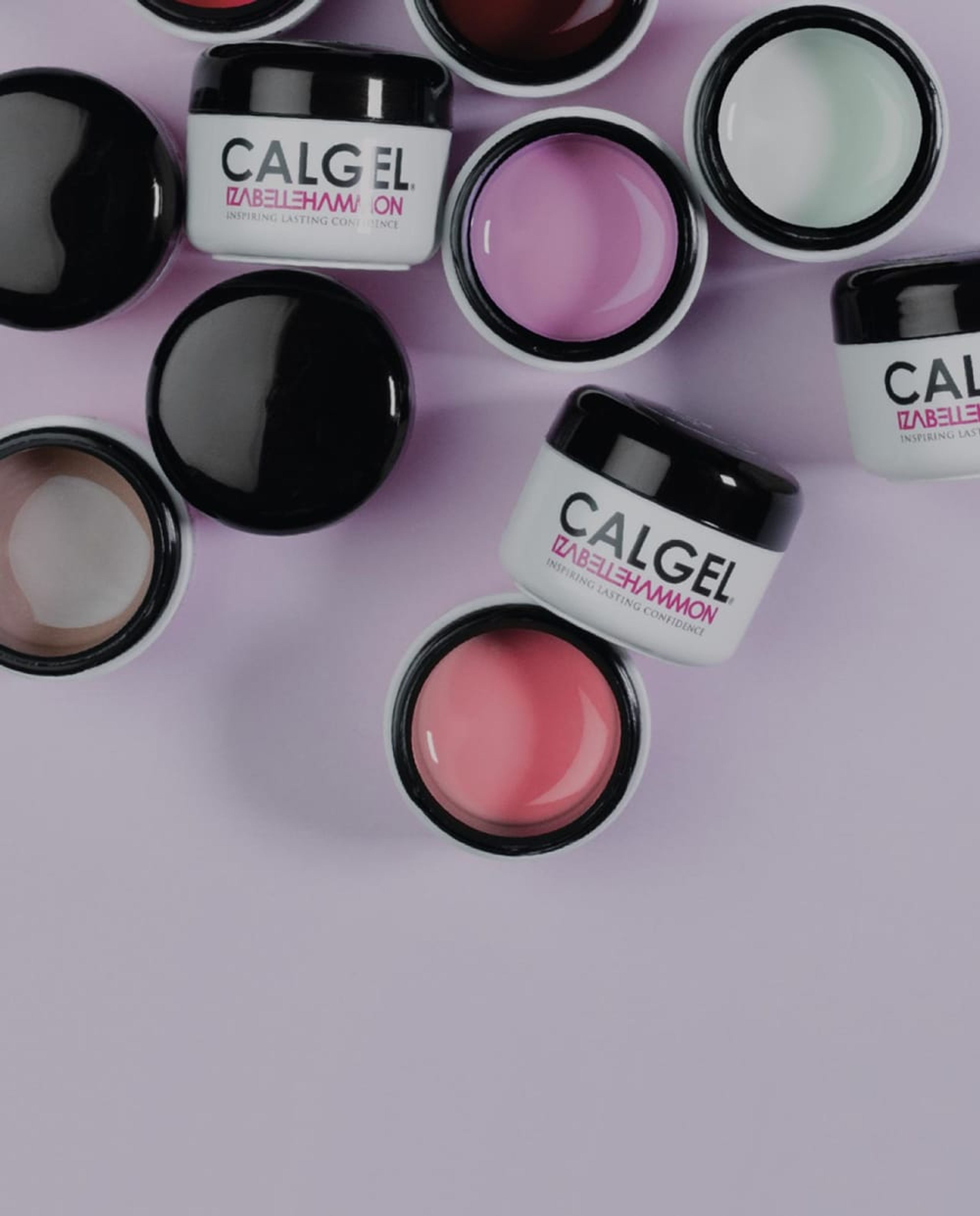 Pots de Calgel® ouverts sur fond parme, teintes crème, rose et vert d’eau.