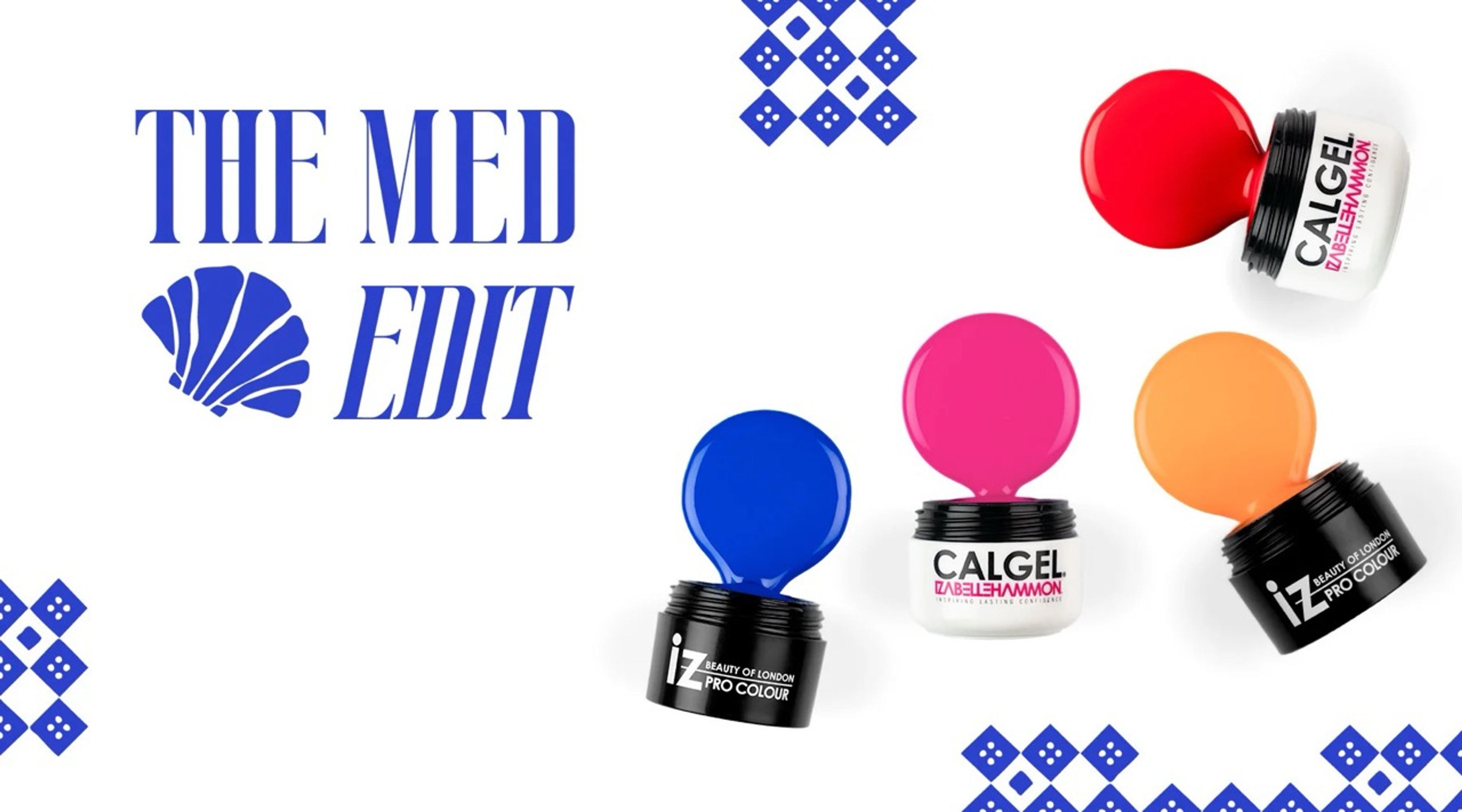 Les quatre pots de gel The Med Edit — bleu, rose, orange et rouge — sur un motif de carreaux bleus