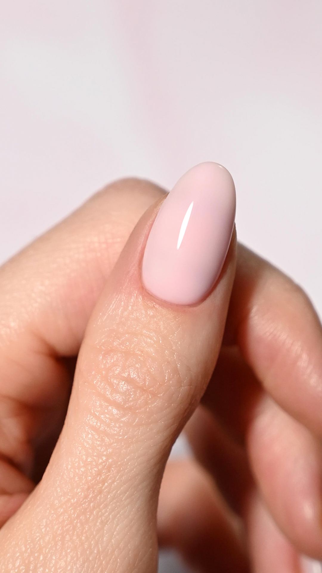 Ongle en amande recouvert du gel Builder Darling, un rose laiteux très pâle