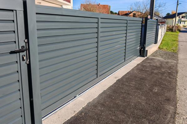 Automatizirana dvorišna ograda antracit Automatizirana aluminijska dvorišna ograda u antracit boji