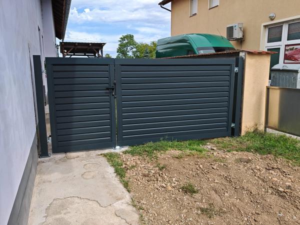 Moderna aluminijska dvorišna ograda u antracit boji
